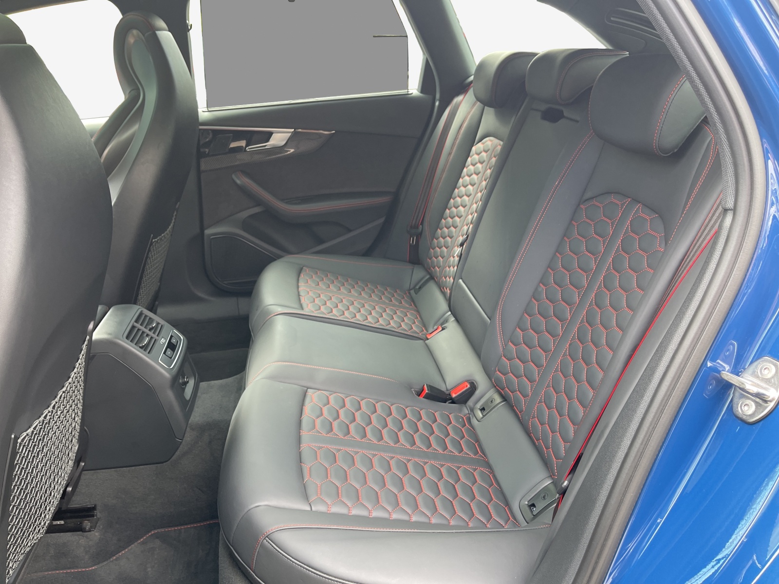 AUDI RS4 Avant quattro tiptronic-image-11