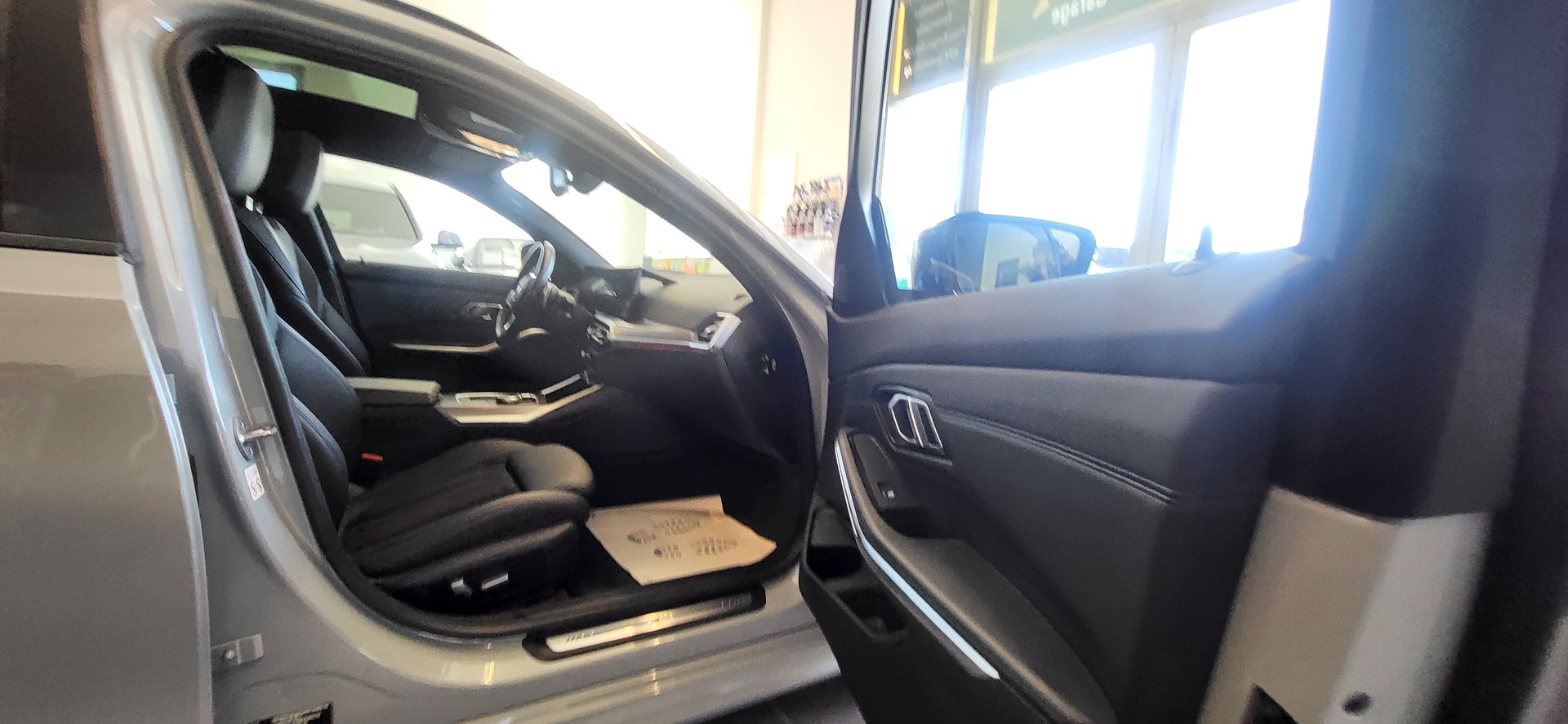 BMW 320d xDrive 48V Touring Steptronic-image-13