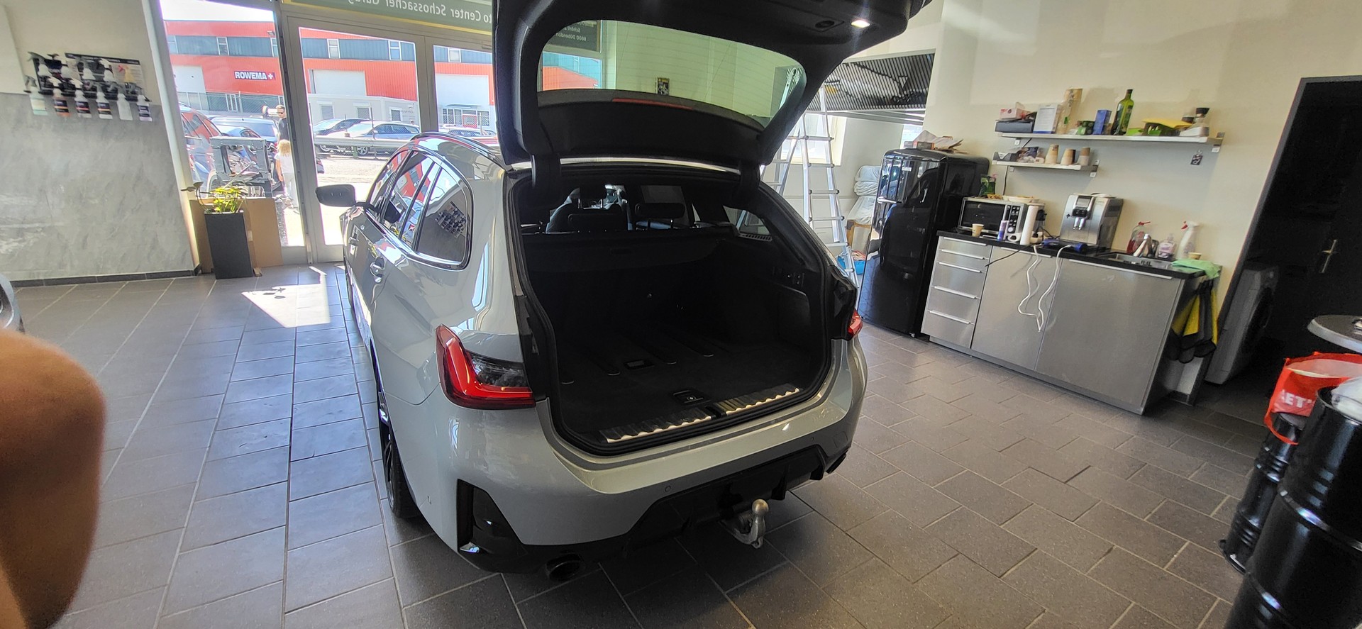 BMW 320d xDrive 48V Touring Steptronic-image-11