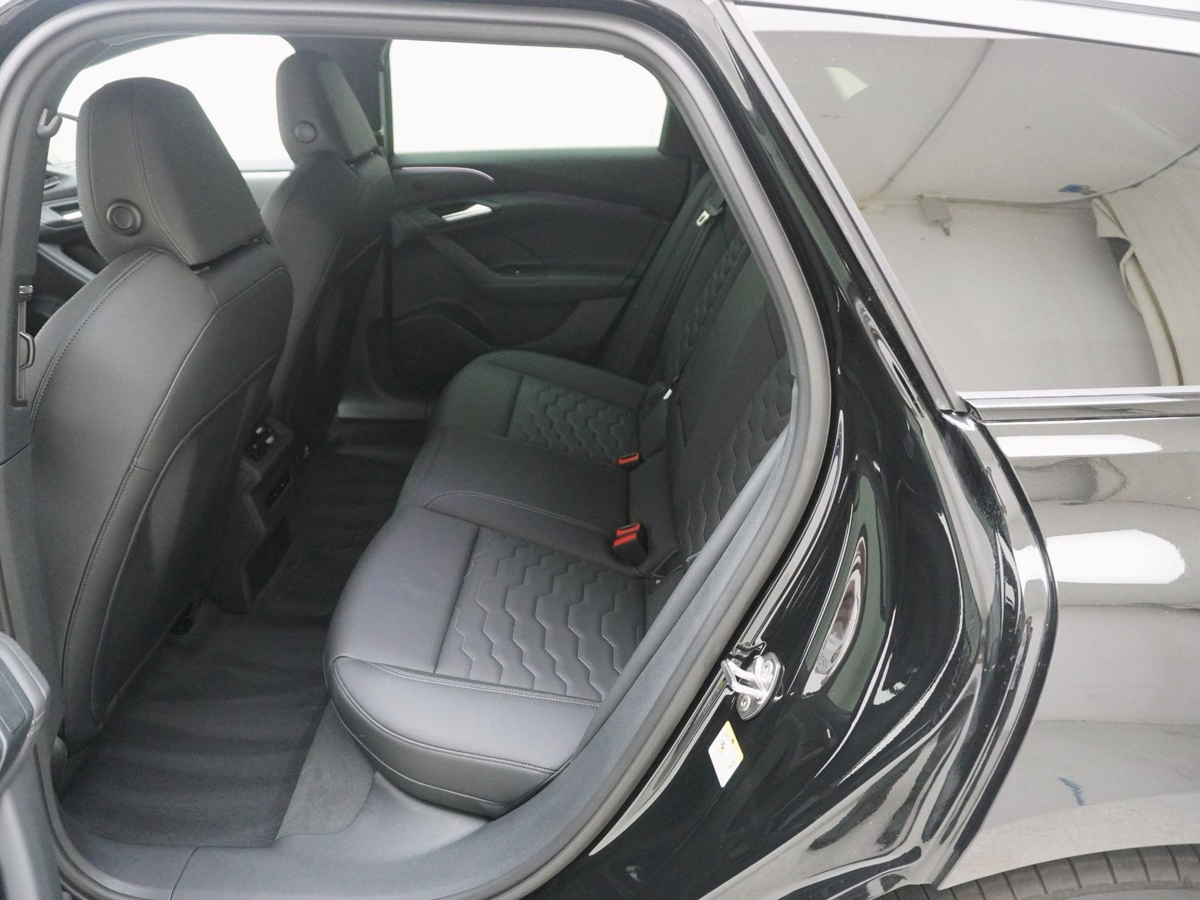 AUDI A6 e-tron Avant Performance S line-image-10