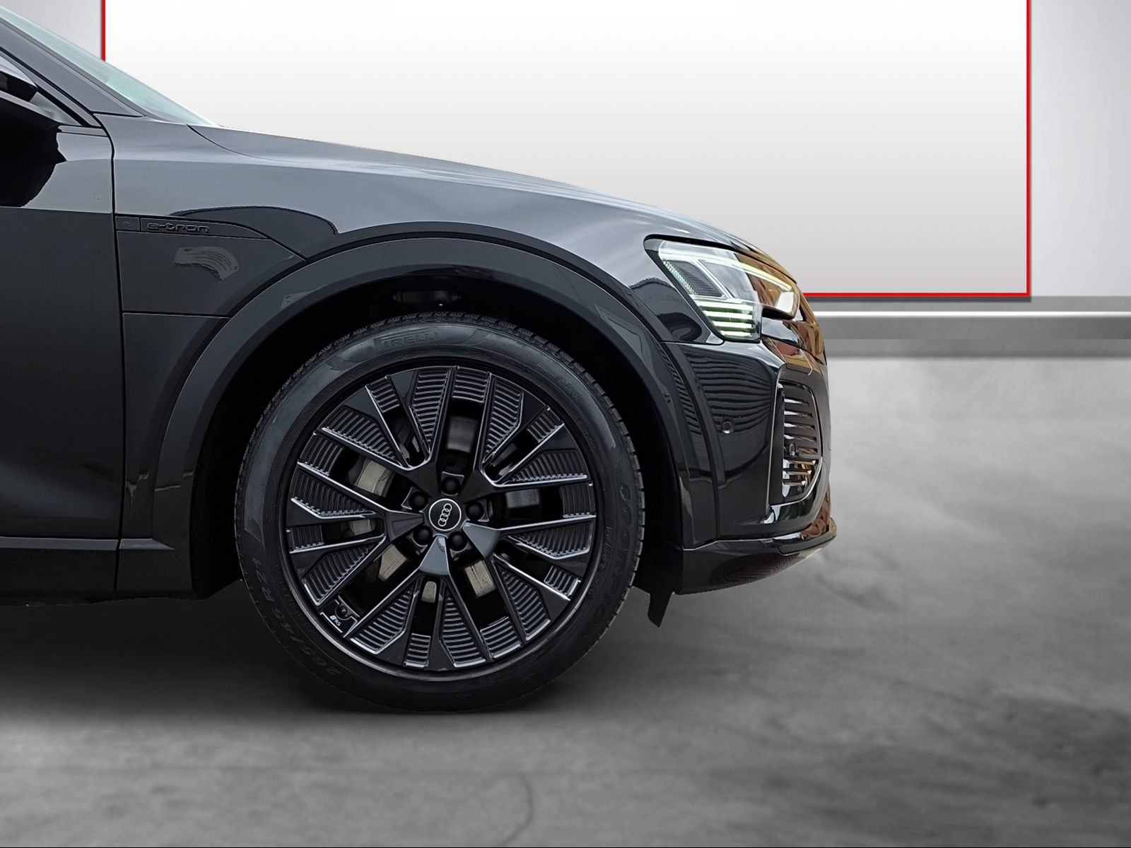 AUDI Q8 55 e-tron S line quattro-image-14