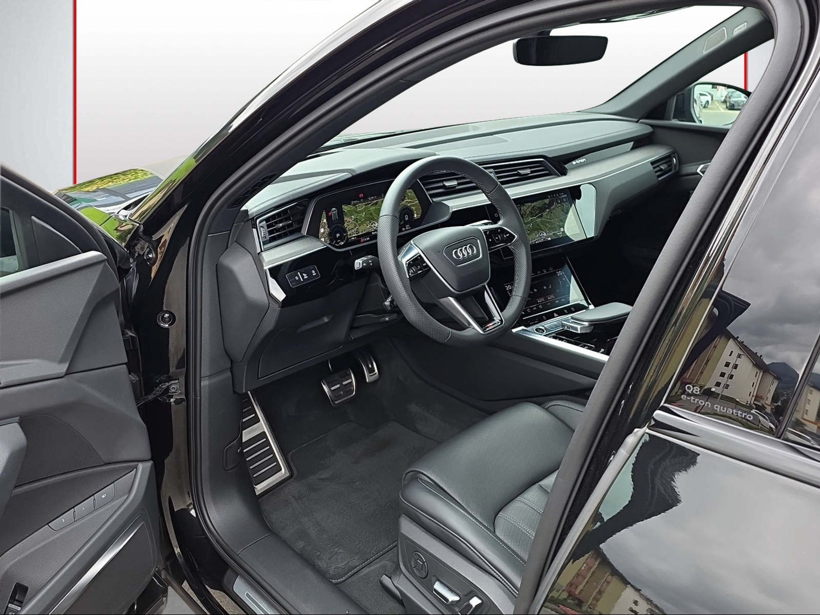 AUDI Q8 55 e-tron S line quattro-image-5
