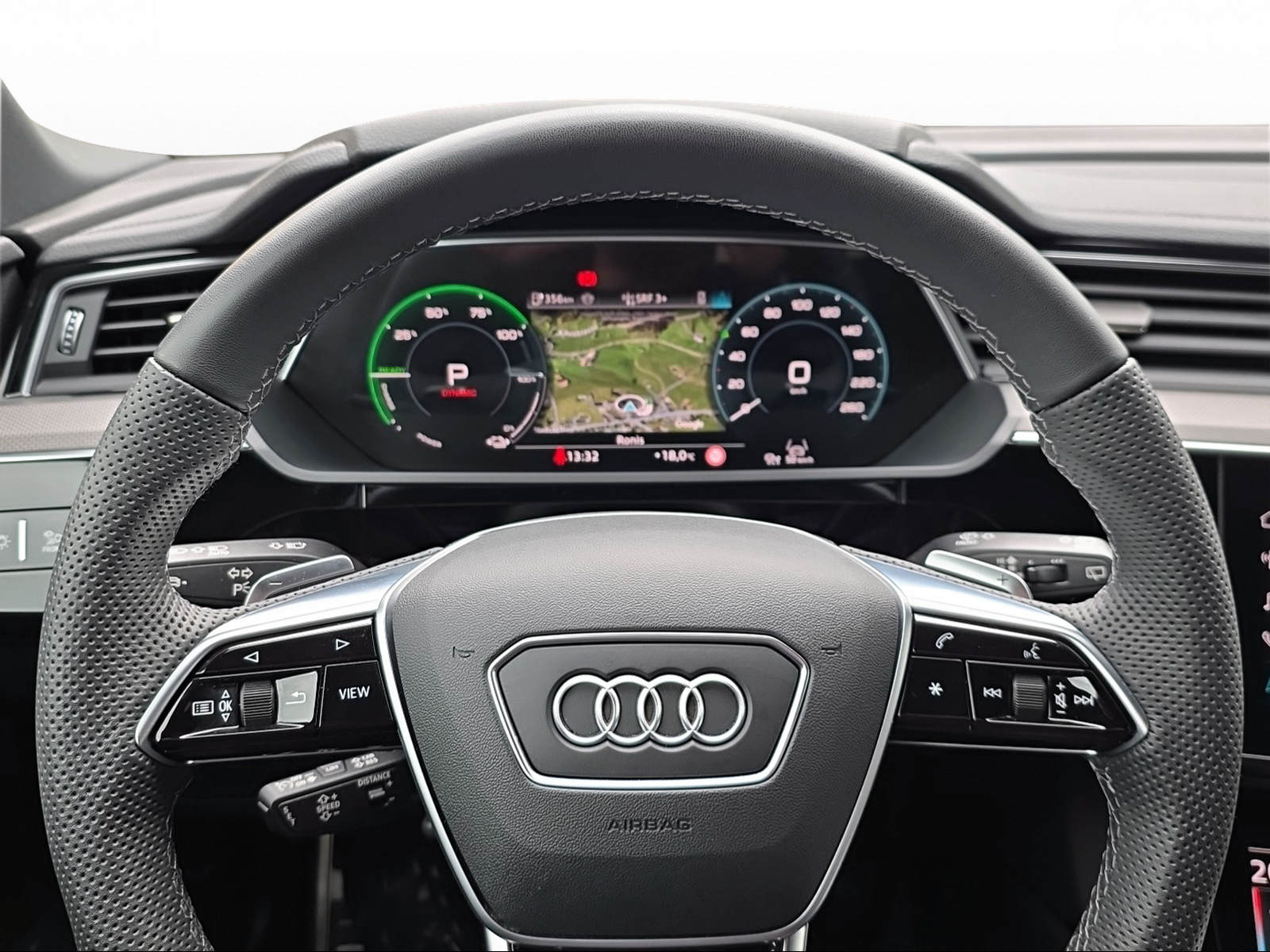 AUDI Q8 55 e-tron S line quattro-image-4