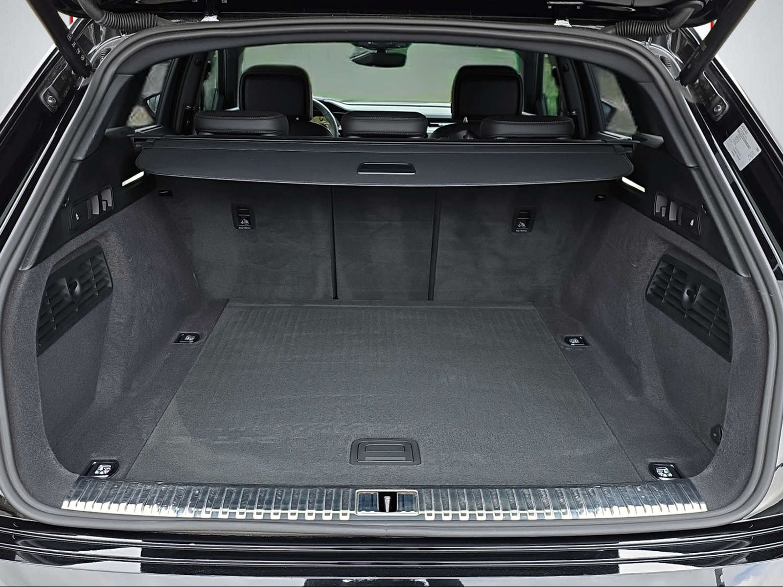 AUDI Q8 55 e-tron S line quattro-image-11