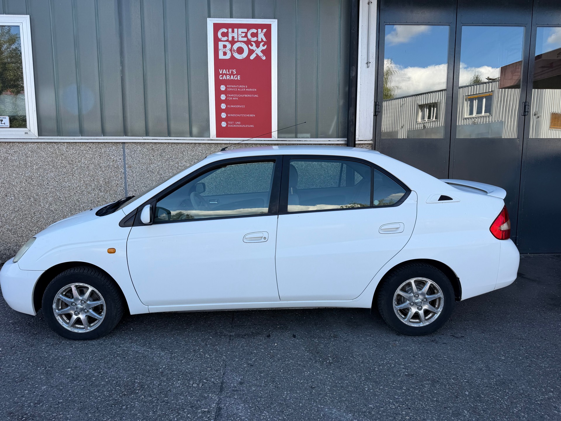 TOYOTA Prius 1.5 16V Hybrid-image-1