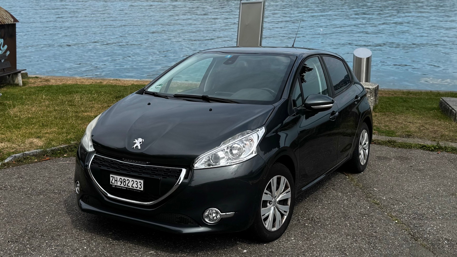 PEUGEOT 1.2 VTi Intuitive-image-0