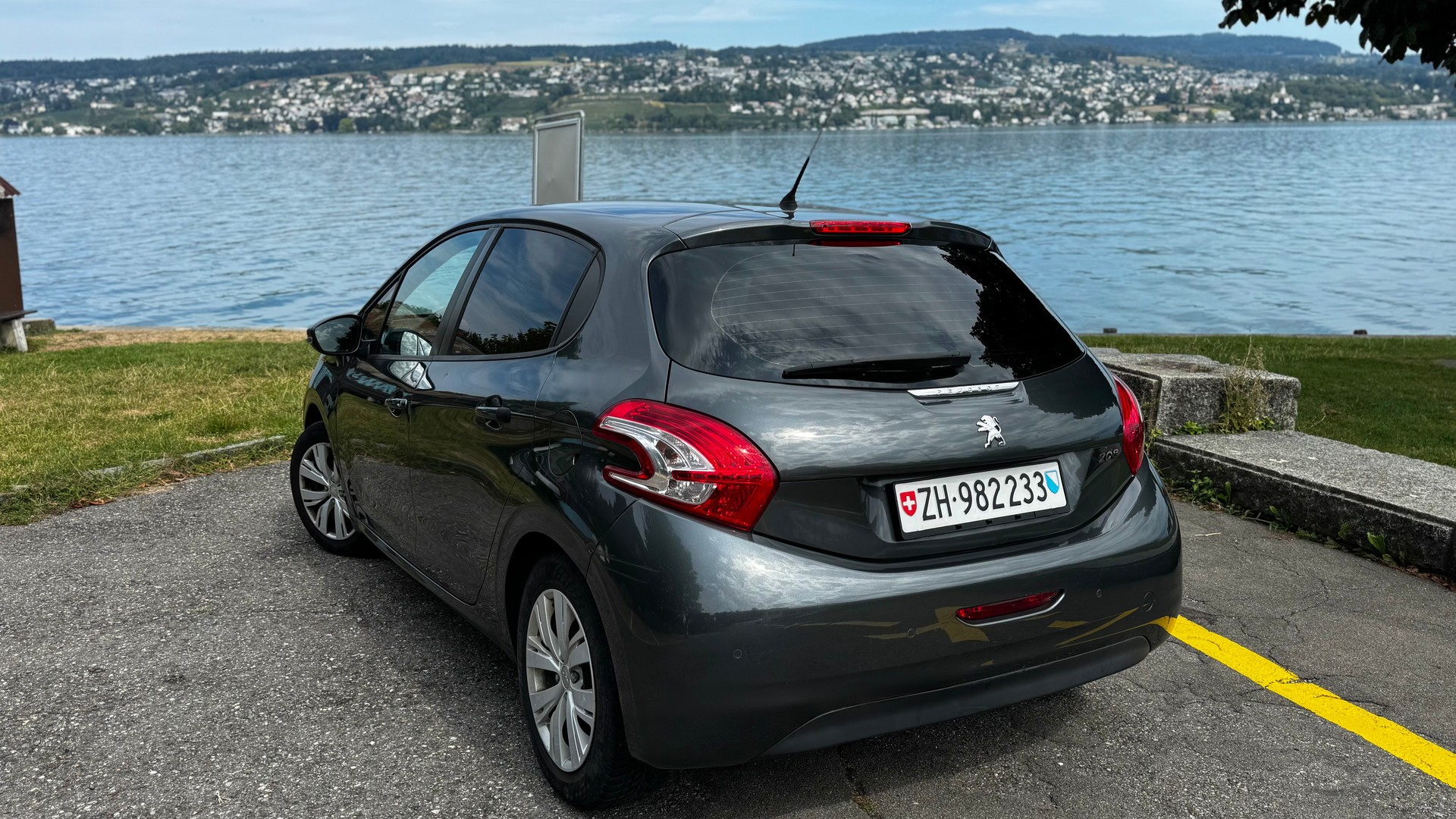 PEUGEOT 1.2 VTi Intuitive-image-1