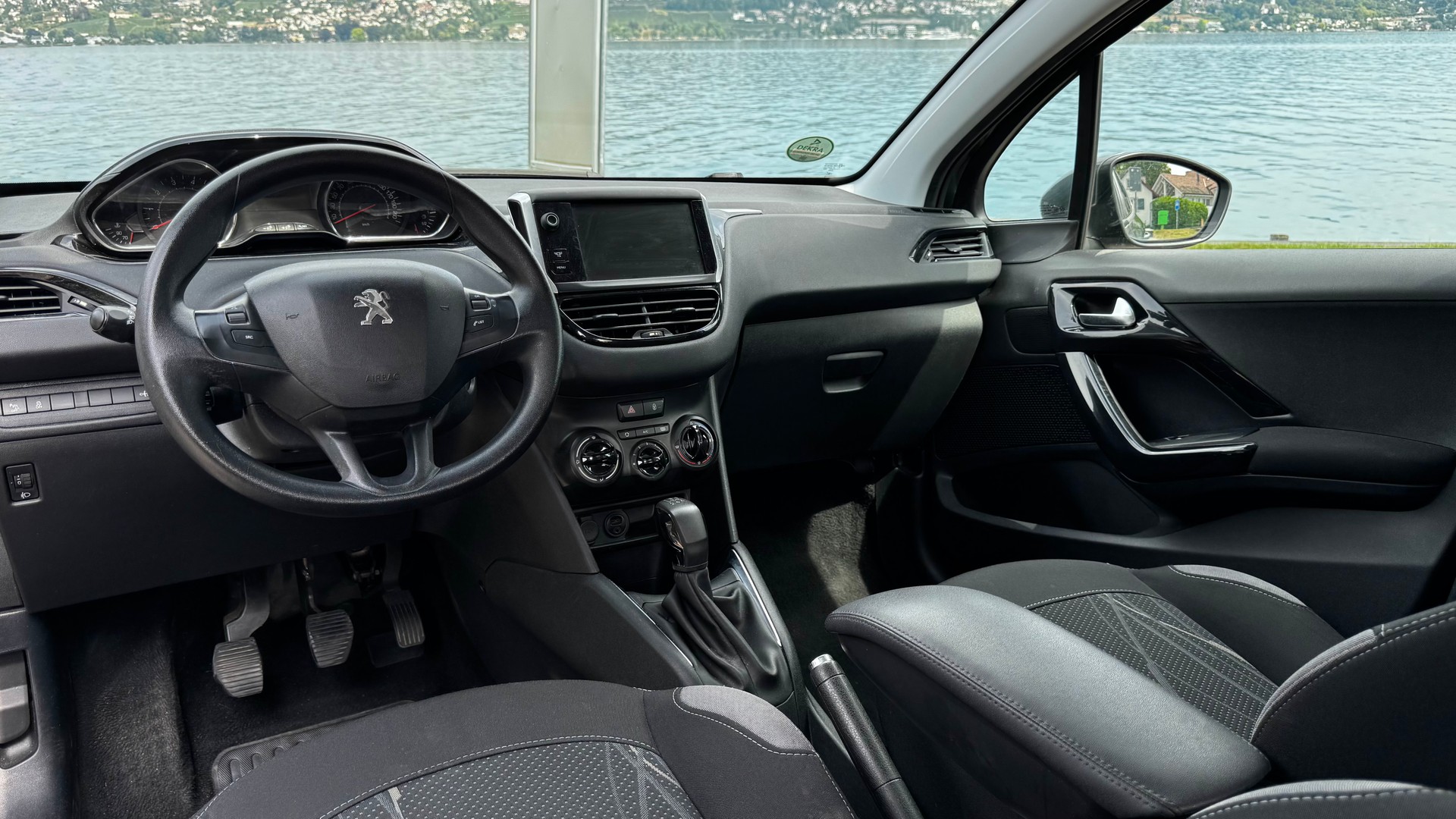 PEUGEOT 1.2 VTi Intuitive-image-2