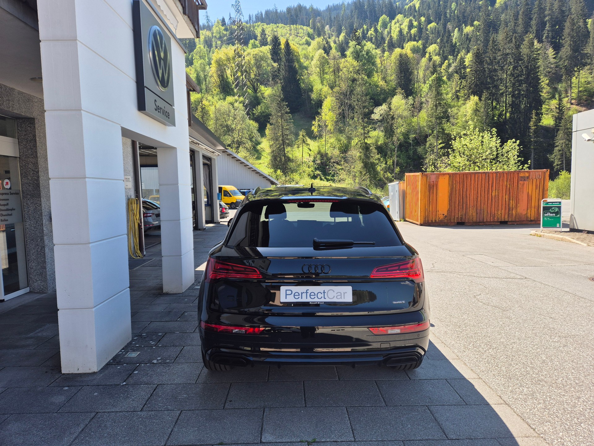 AUDI Q5 40 TDI Black Edition quattro S-tronic-image-5