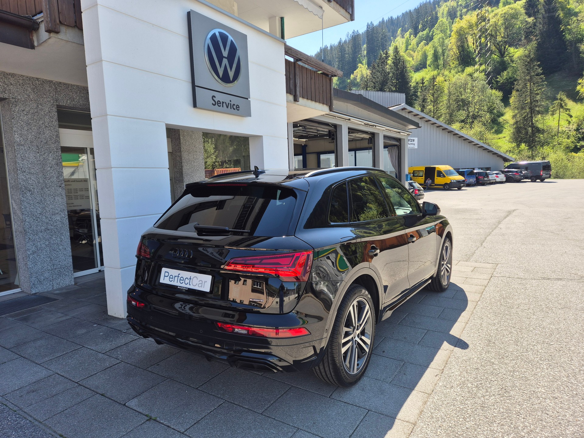 AUDI Q5 40 TDI Black Edition quattro S-tronic-image-4