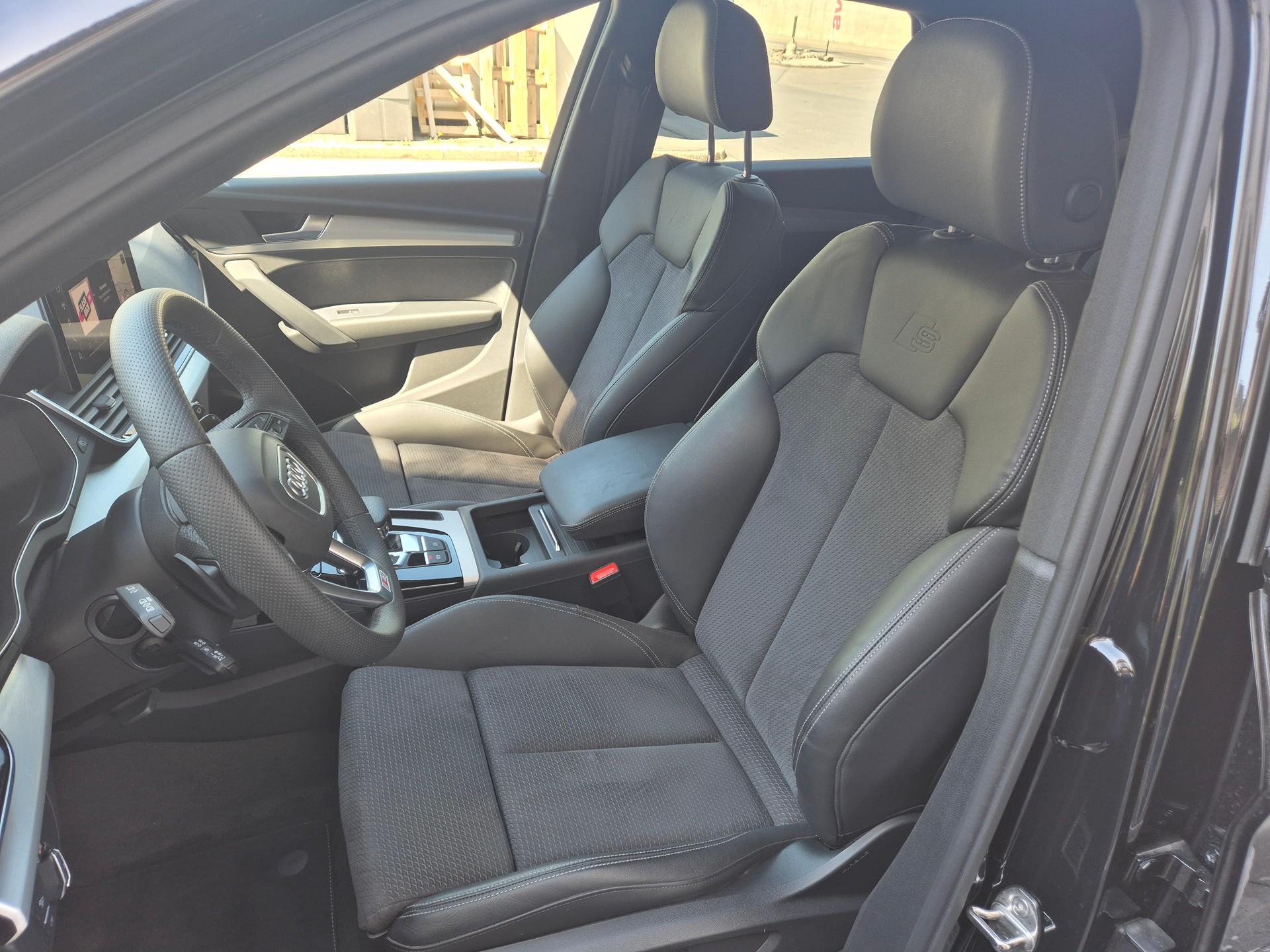 AUDI Q5 40 TDI Black Edition quattro S-tronic-image-7