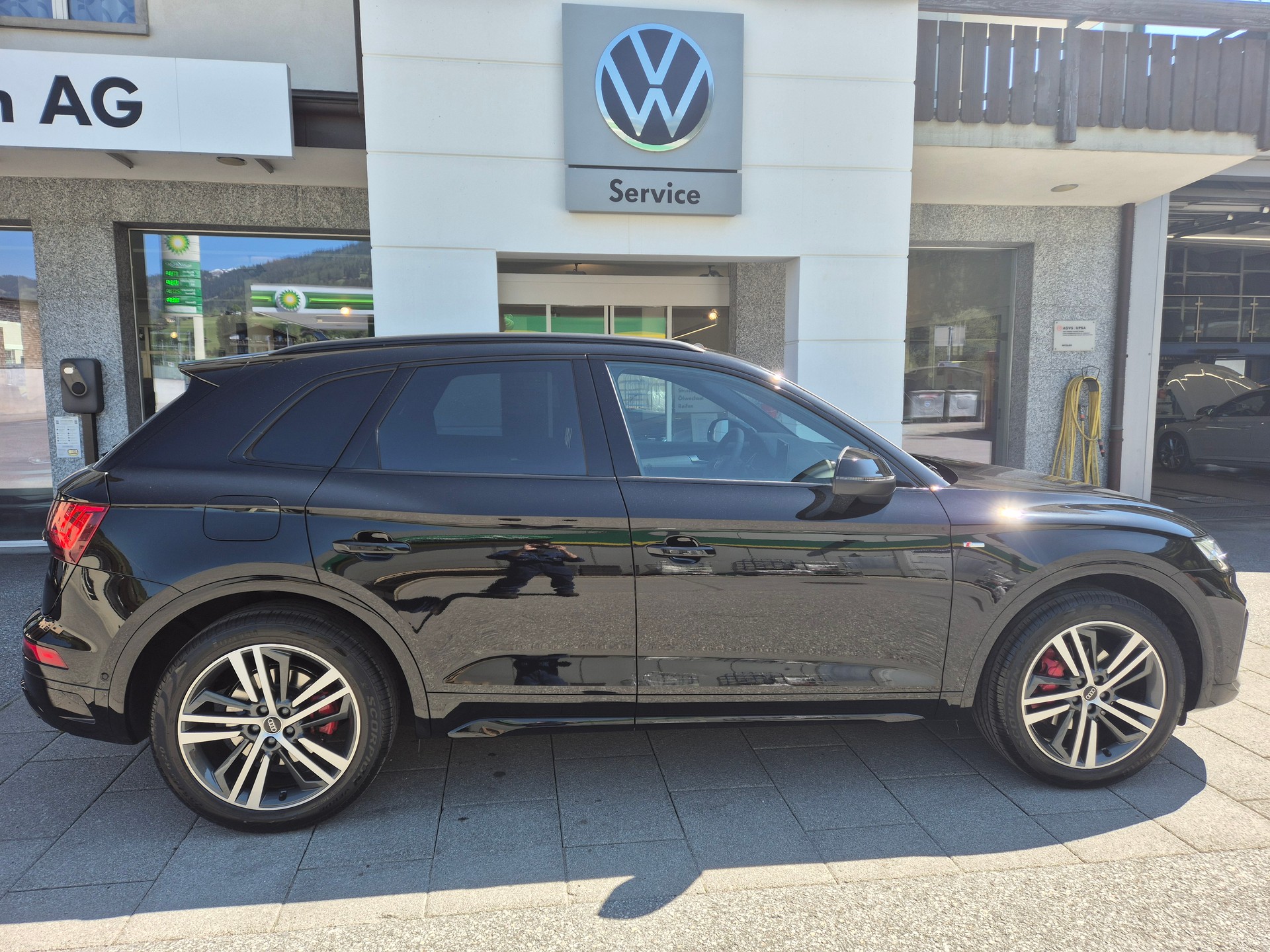 AUDI Q5 40 TDI Black Edition quattro S-tronic-image-3