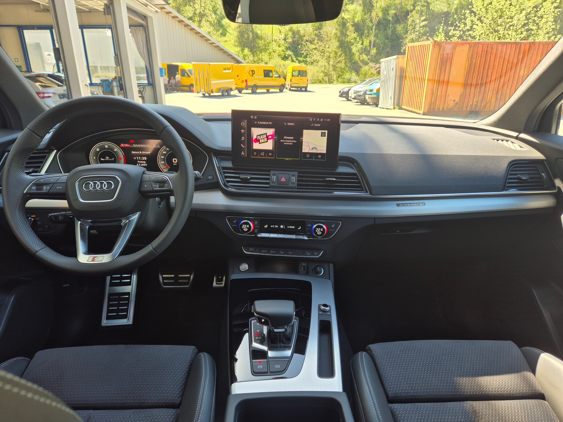 AUDI Q5 40 TDI Black Edition quattro S-tronic-image-8