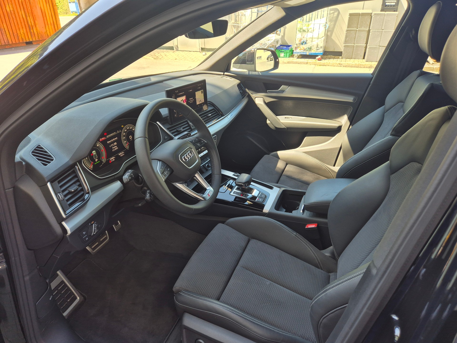 AUDI Q5 40 TDI Black Edition quattro S-tronic-image-6