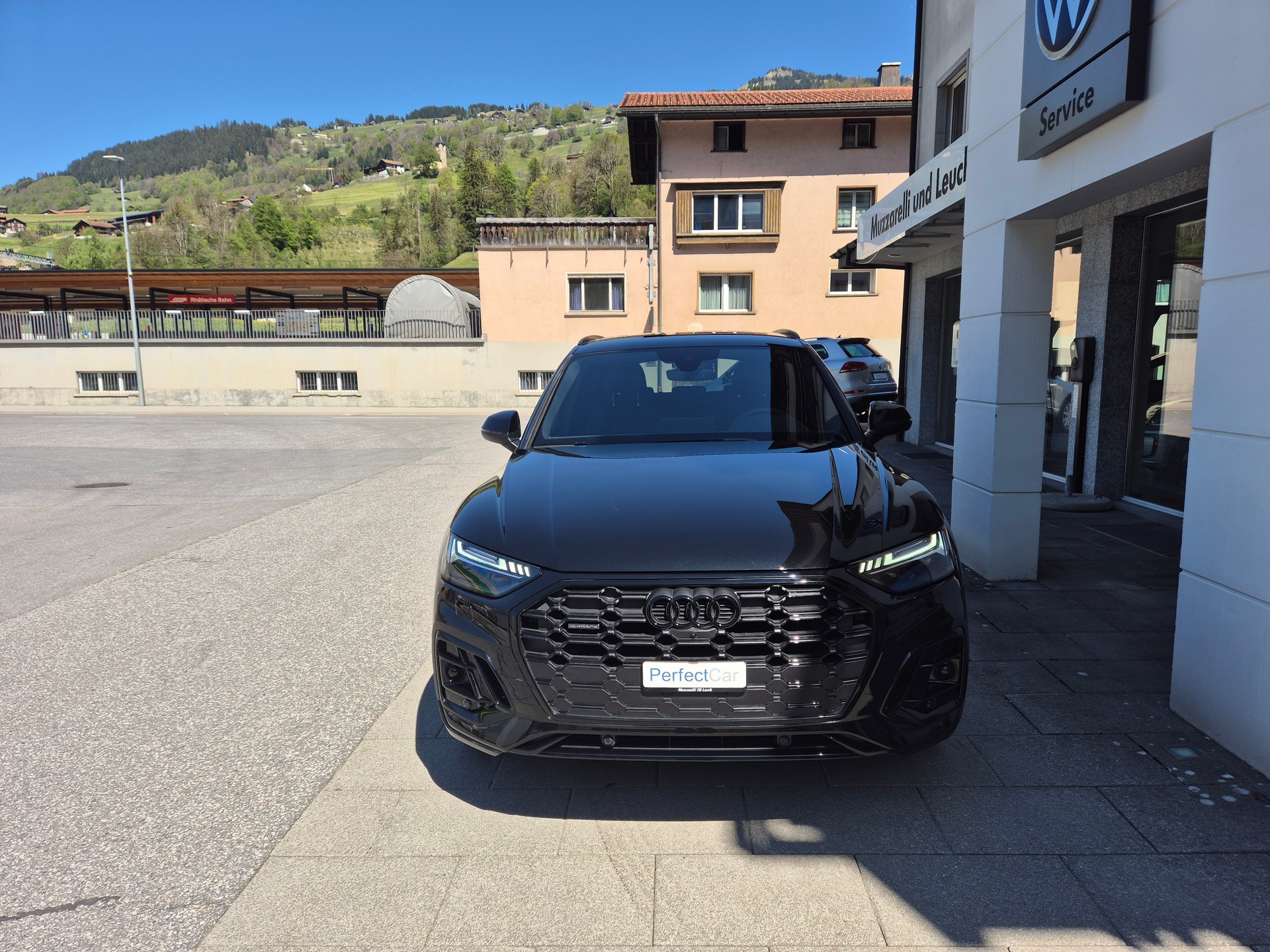 AUDI Q5 40 TDI Black Edition quattro S-tronic-image-2