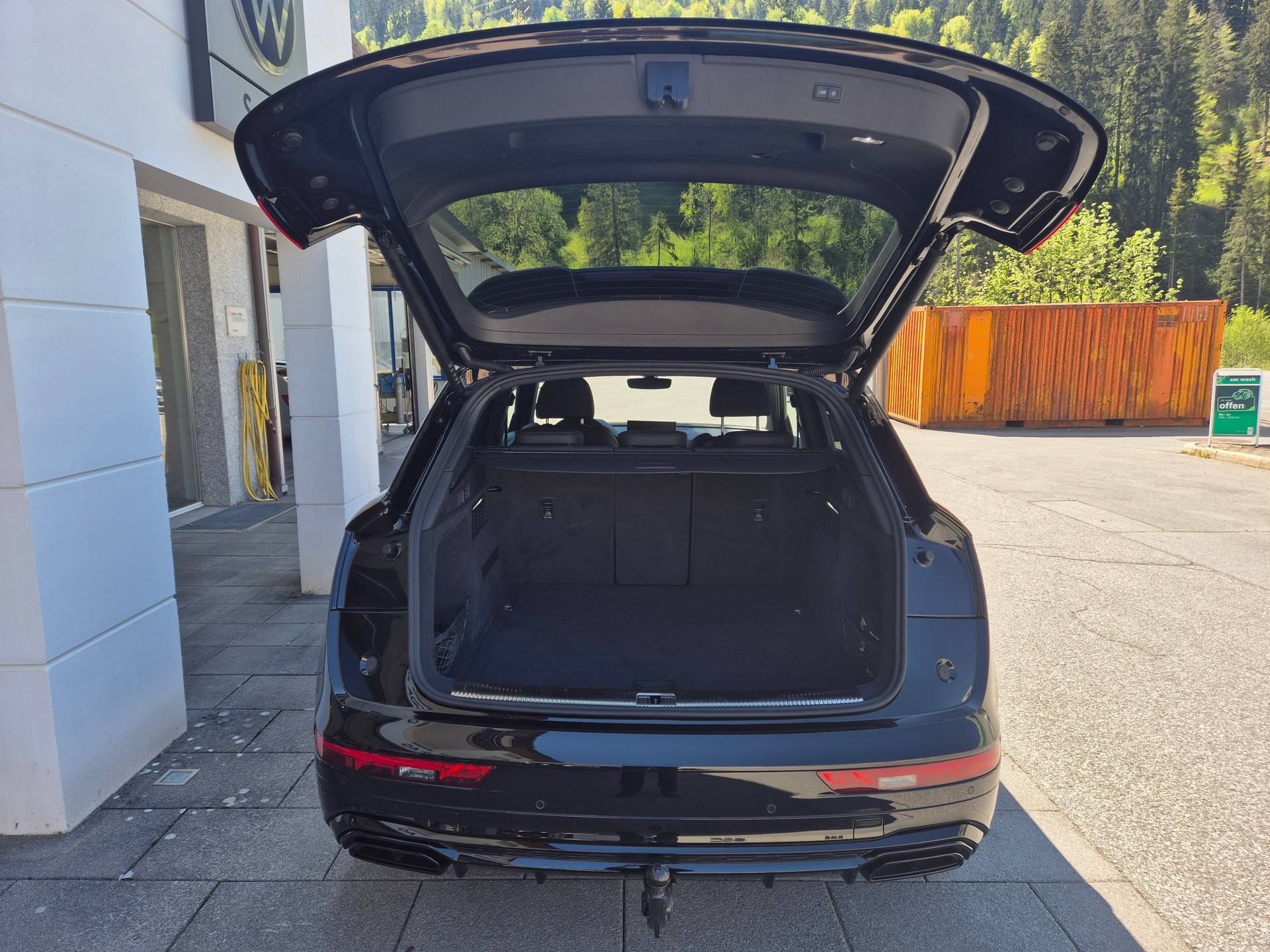 AUDI Q5 40 TDI Black Edition quattro S-tronic-image-9