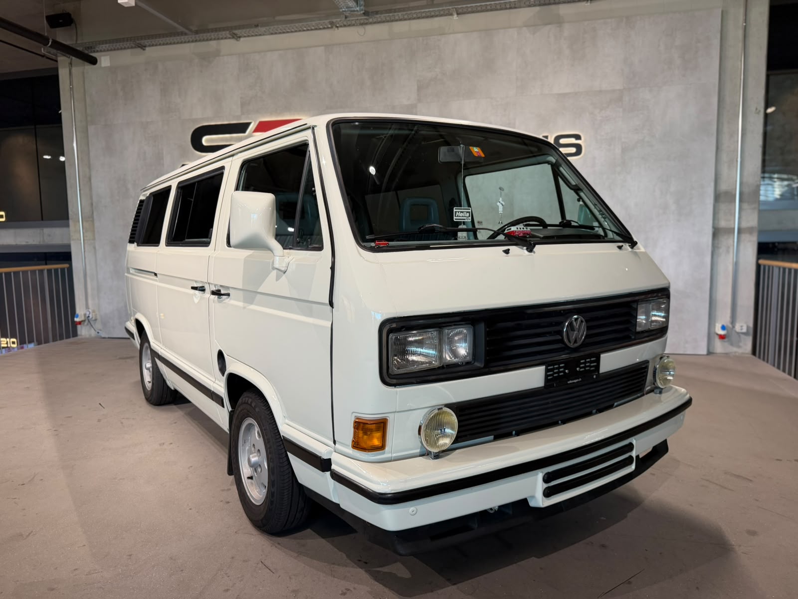 VW Multivan White Star Edition-image-9