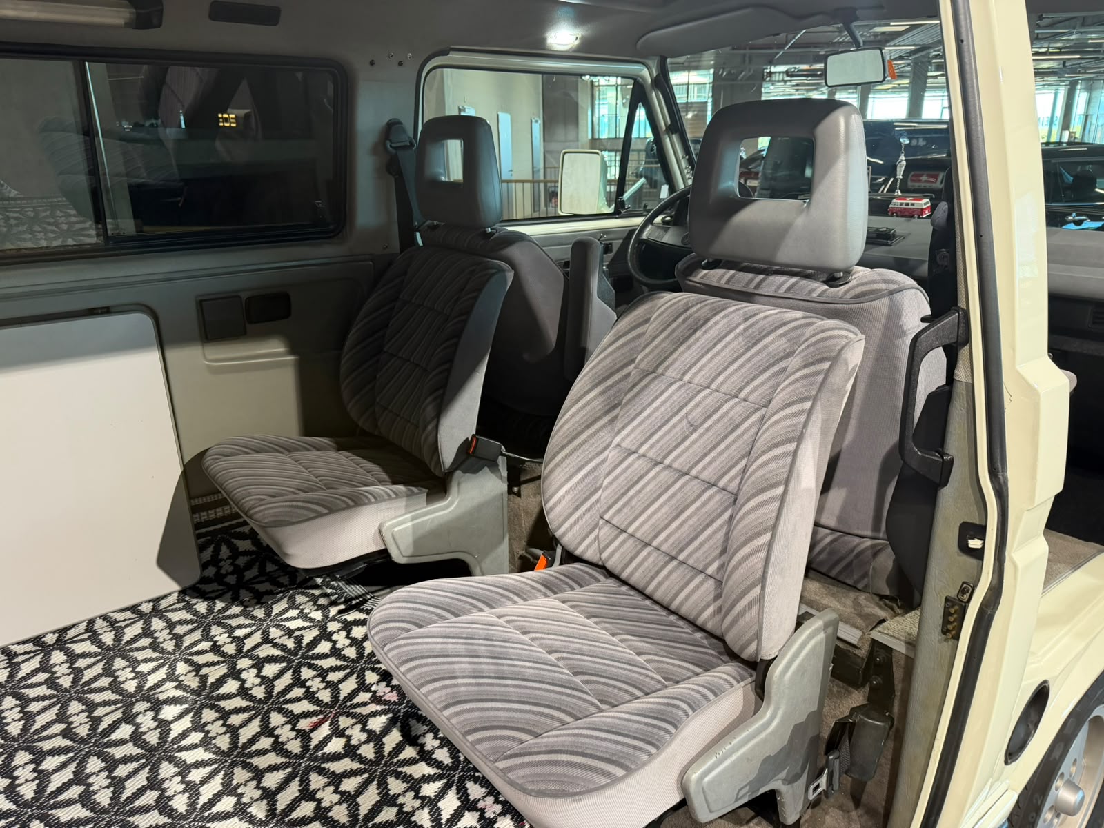 VW Multivan White Star Edition-image-22