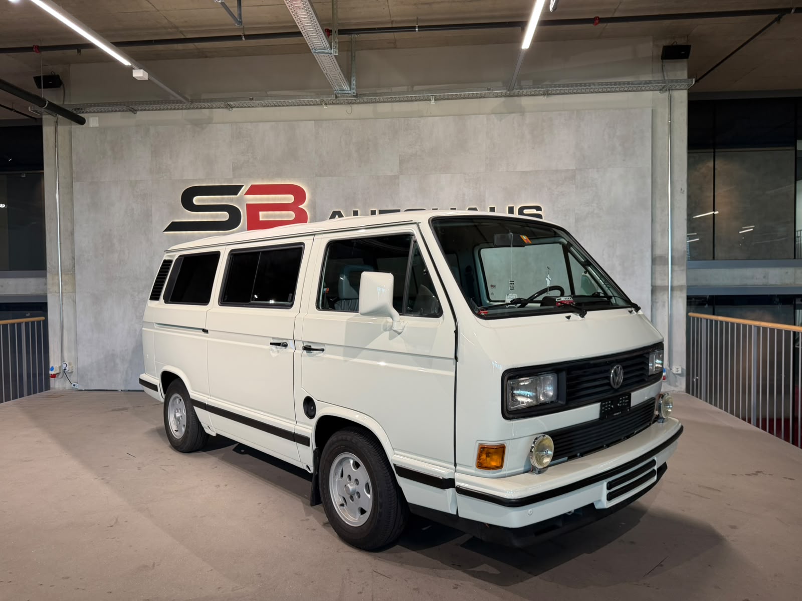 VW Multivan White Star Edition-image-1
