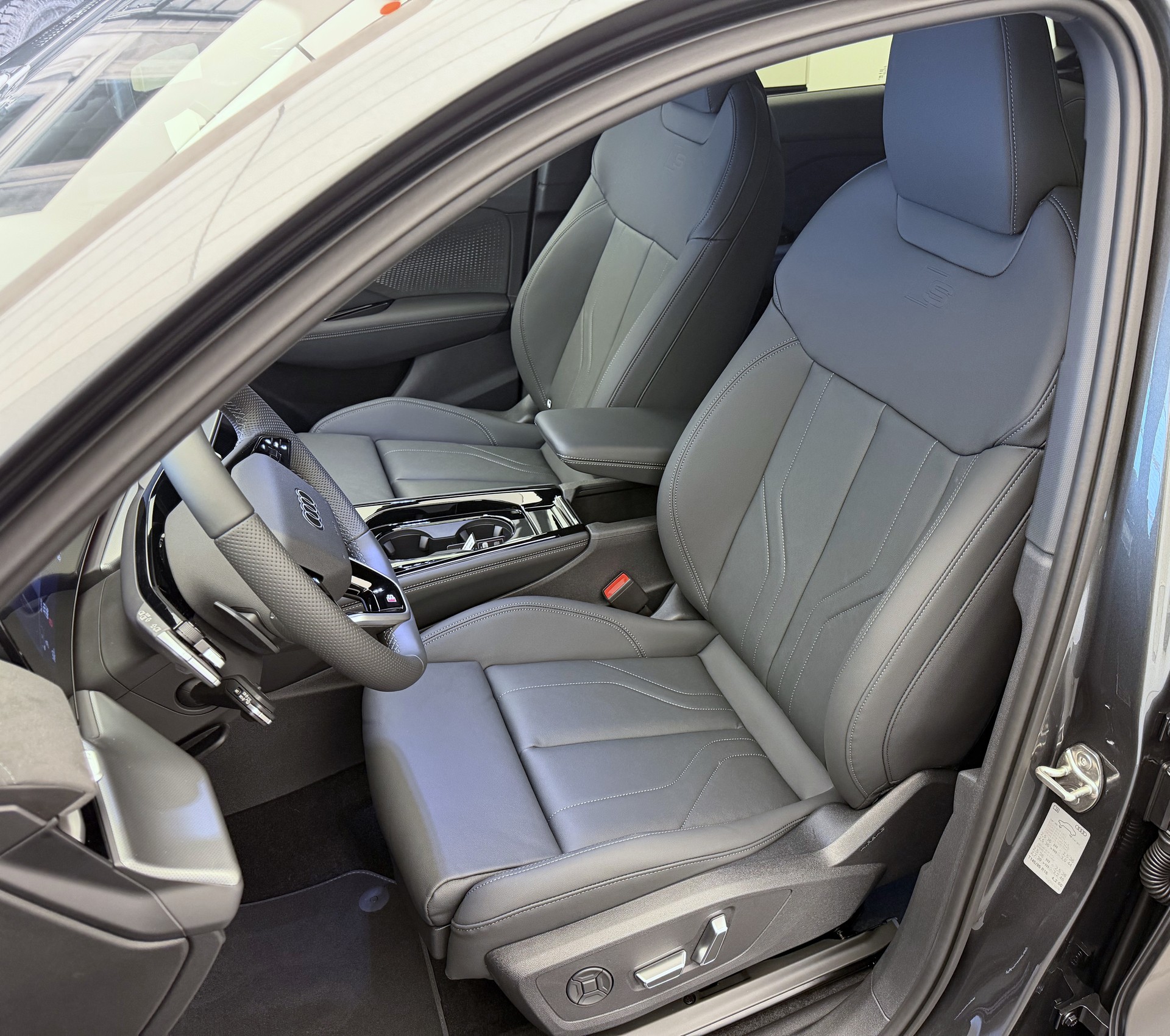AUDI Q3 SUV TFSI quattro 195 kW S tronic-image-5