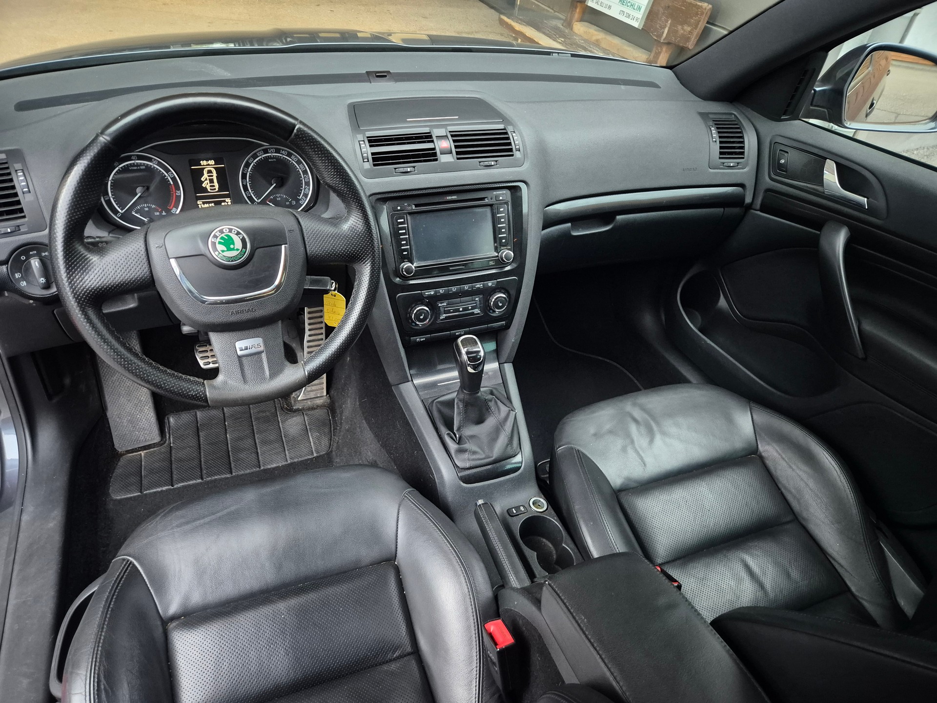 SKODA Octavia Combi 2.0 TSI RS-image-6
