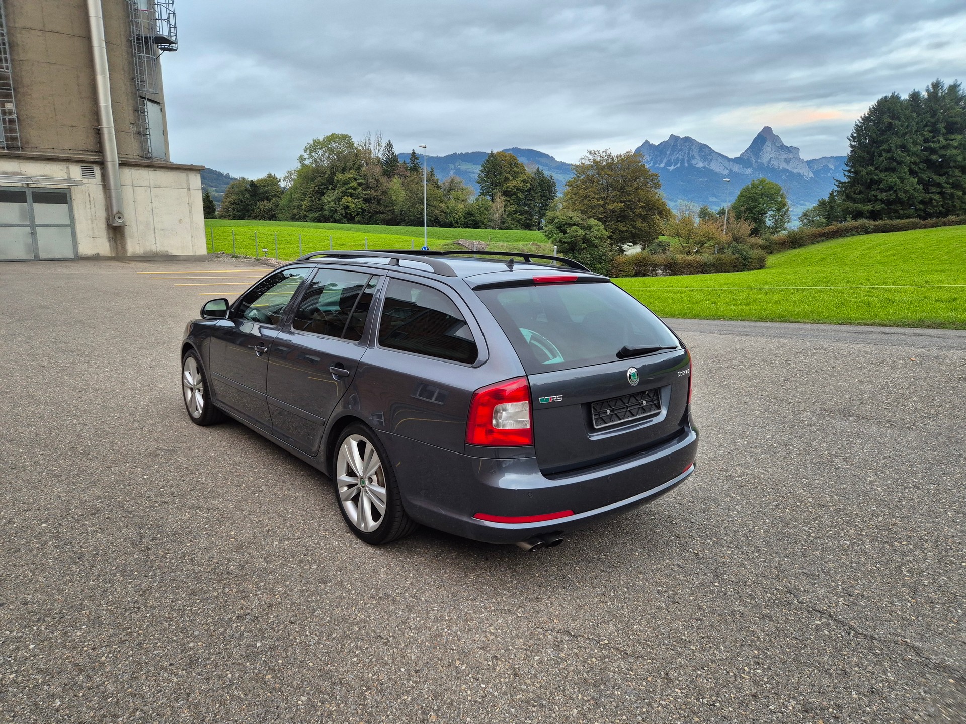 SKODA Octavia Combi 2.0 TSI RS-image-2