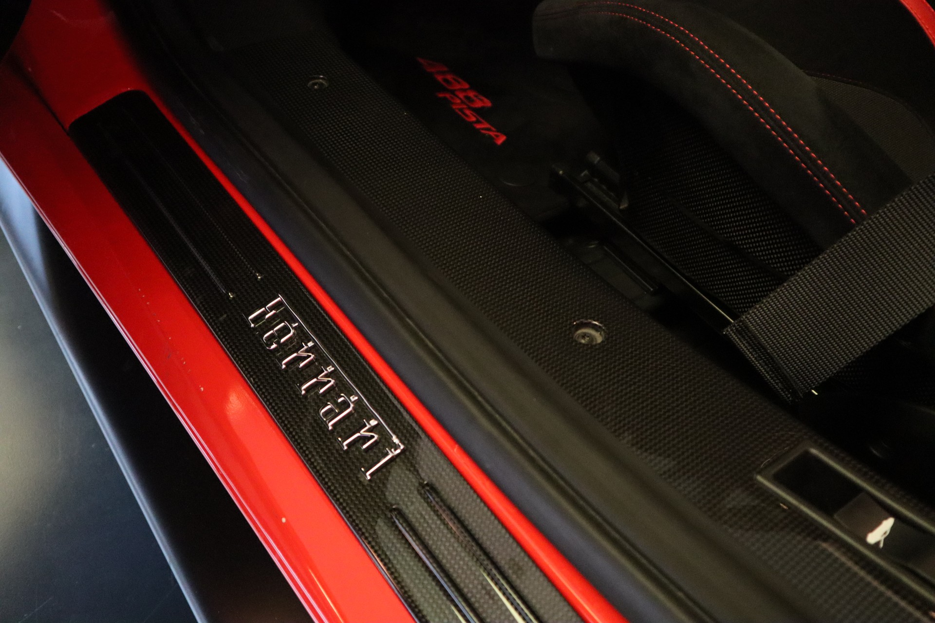 FERRARI 488 Pista 3.9 V8-image-25