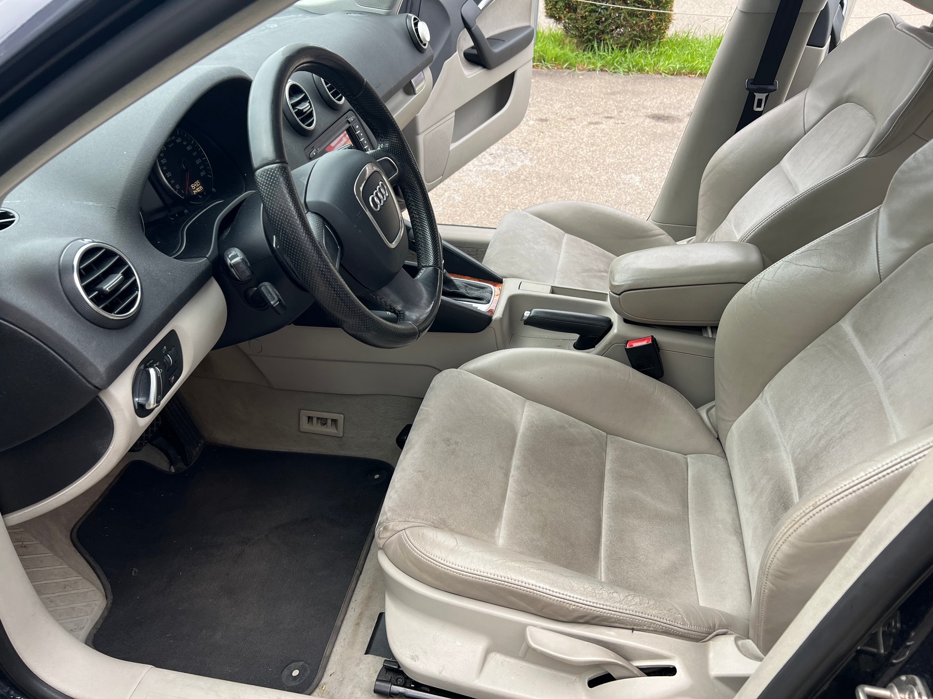 AUDI A3 Sportback 1.8 TFSI Ambiente S-tronic-image-8