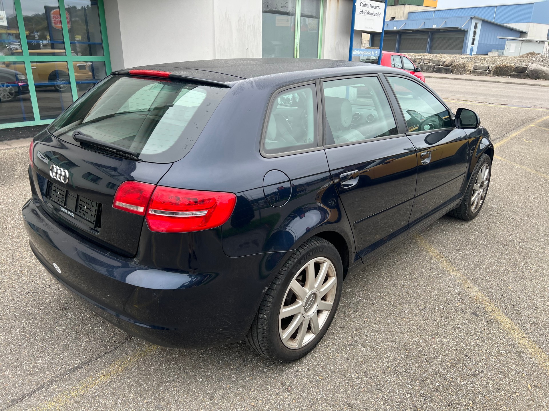 AUDI A3 Sportback 1.8 TFSI Ambiente S-tronic-image-3