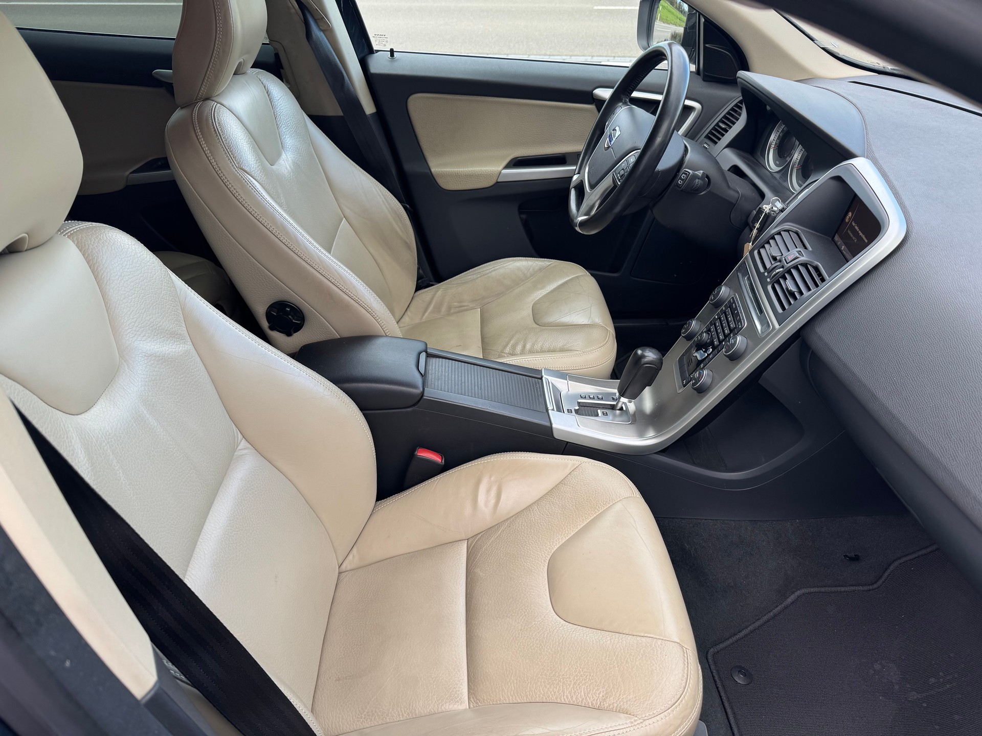 VOLVO XC60 D3 AWD Summum Geartronic-image-11