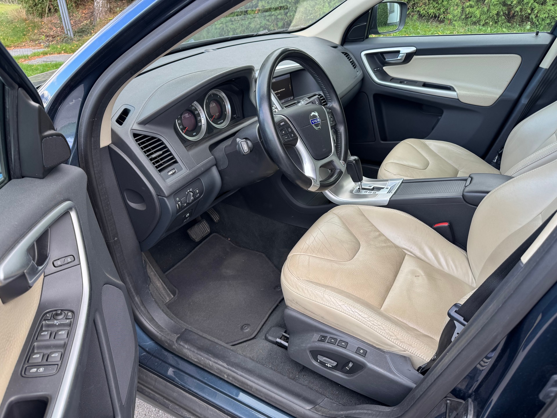 VOLVO XC60 D3 AWD Summum Geartronic-image-9