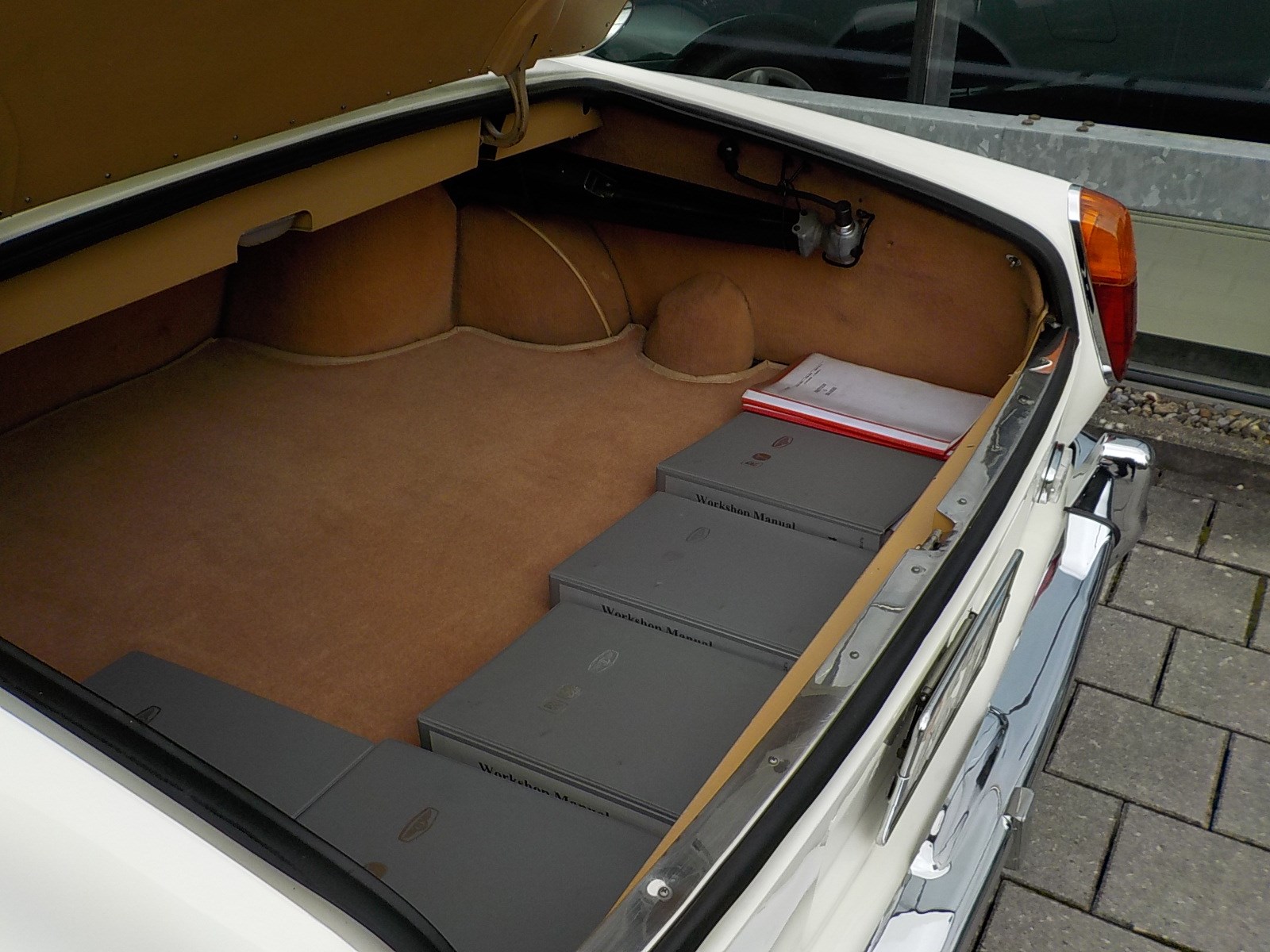 ROLLS-ROYCE Silver Shadow two door saloon-image-17