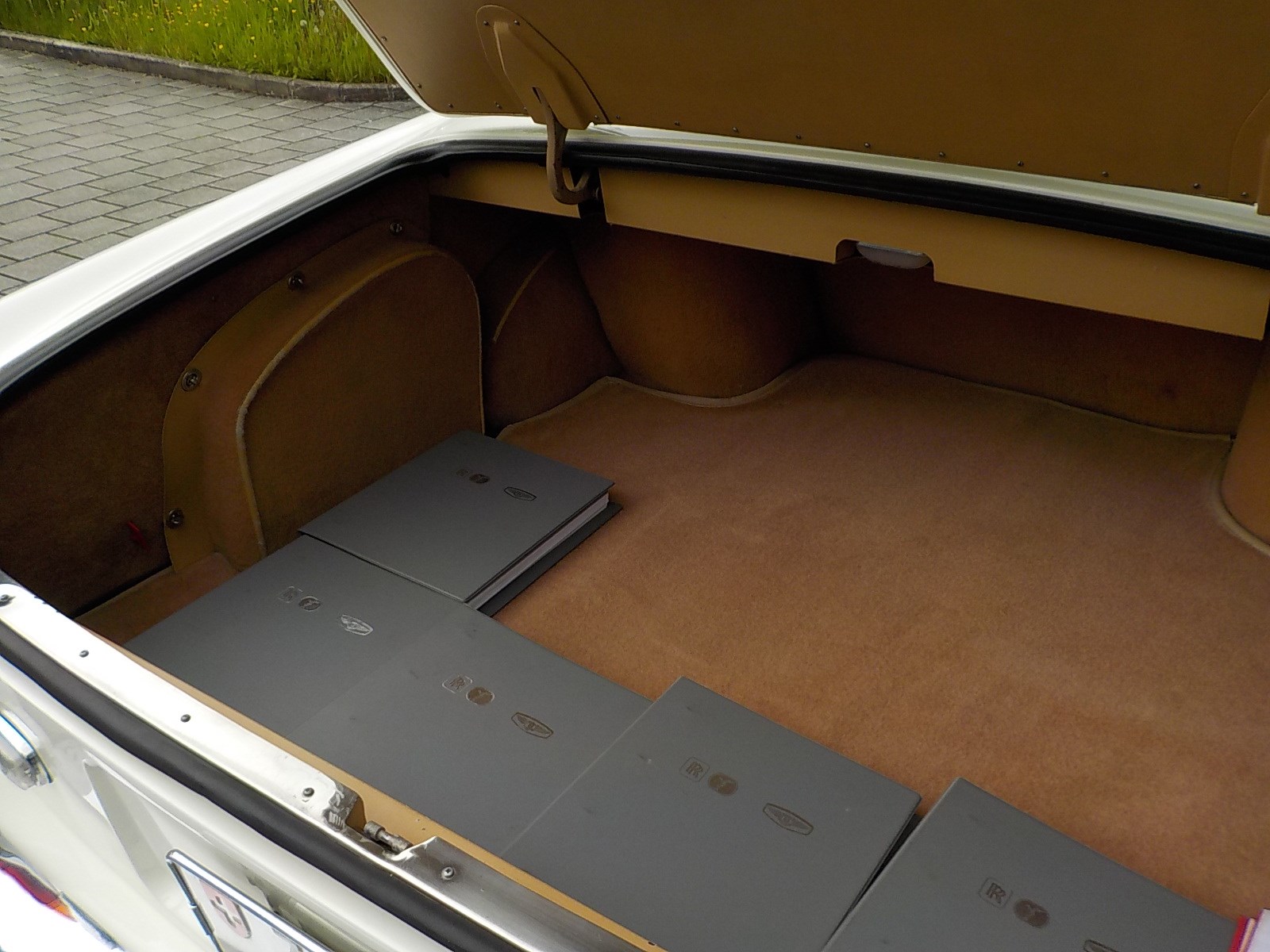 ROLLS-ROYCE Silver Shadow two door saloon-image-18