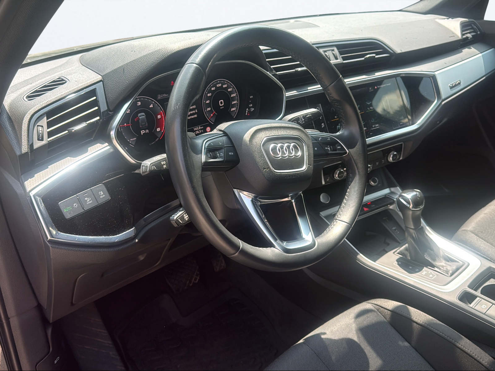 AUDI Q3 40 TDI quattro S-tronic-image-11