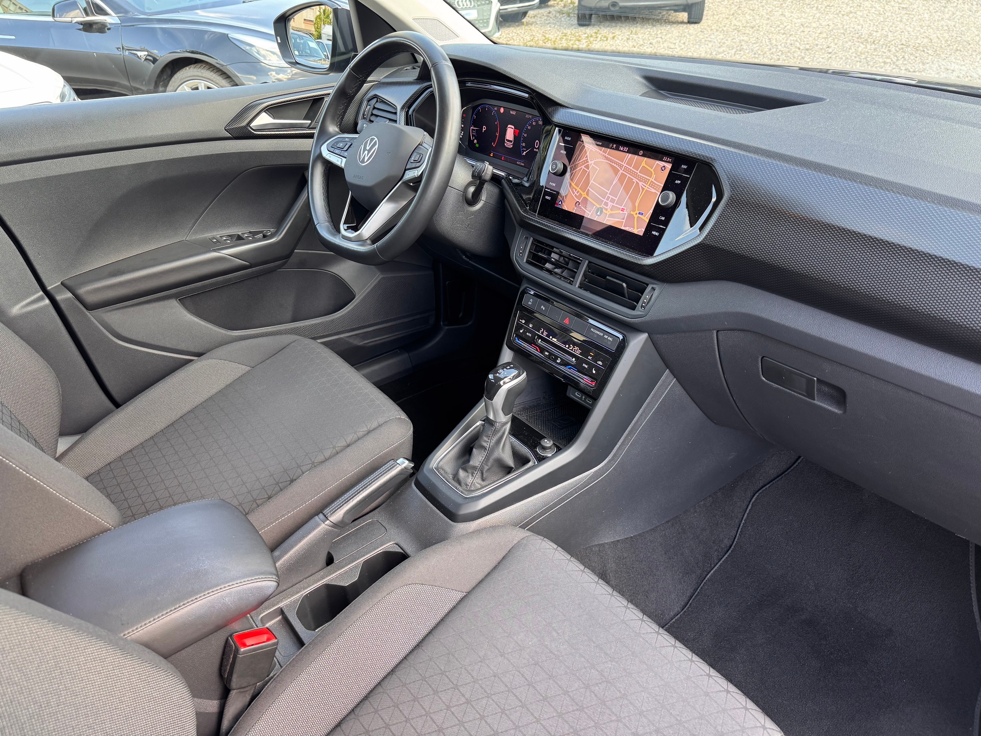 VW T-Cross 1.0 TSI Life Limited DSG-image-11