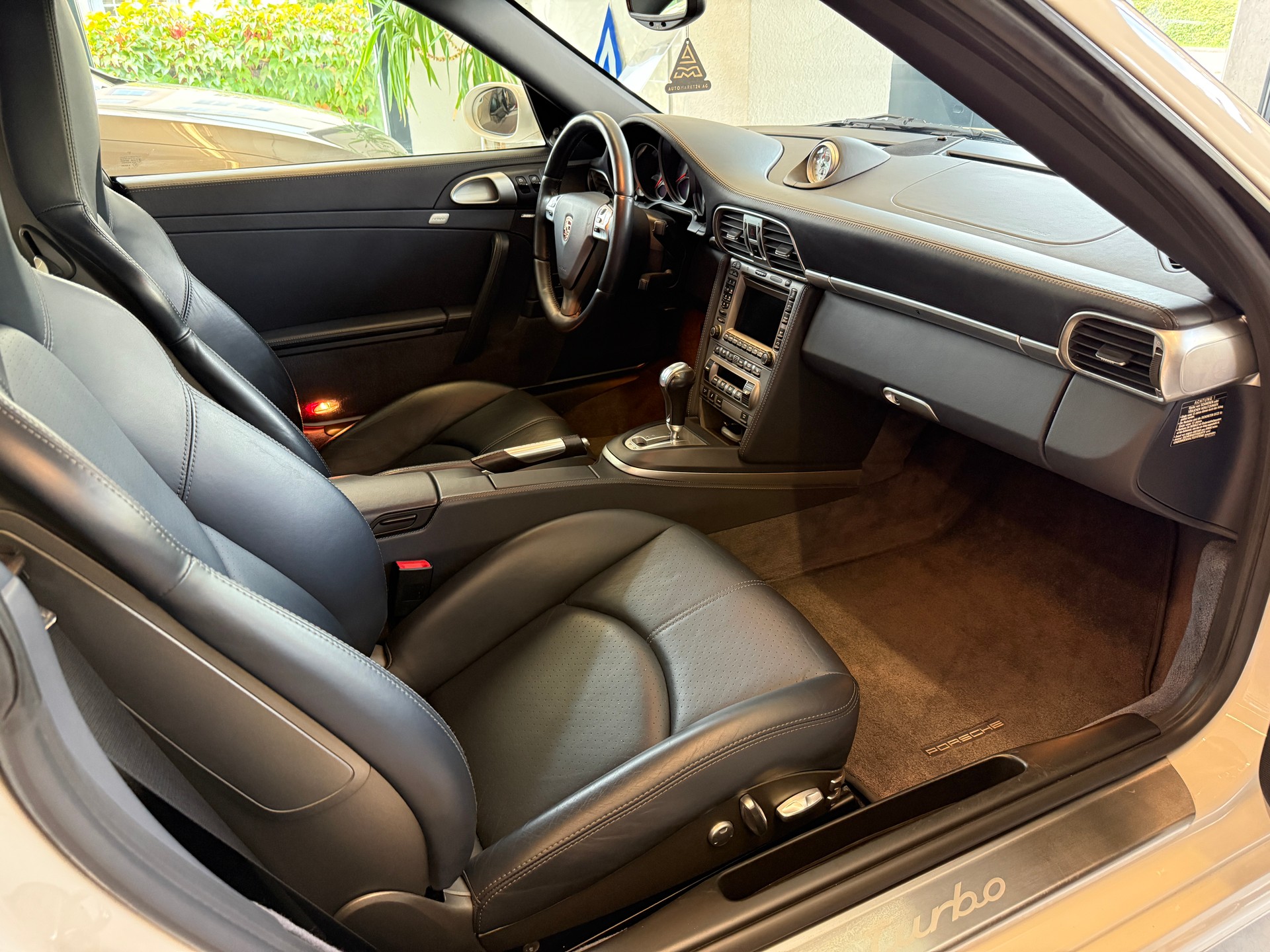 PORSCHE 911 Turbo-image-11