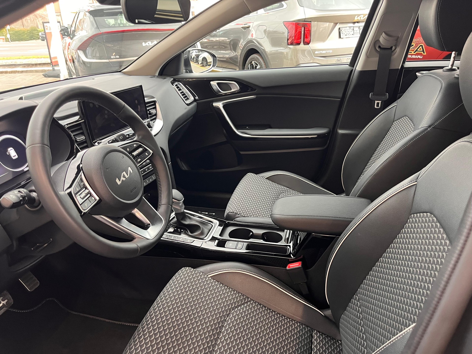 KIA Ceed SW 1.6 GDi Plug-in Hybrid Style-image-12