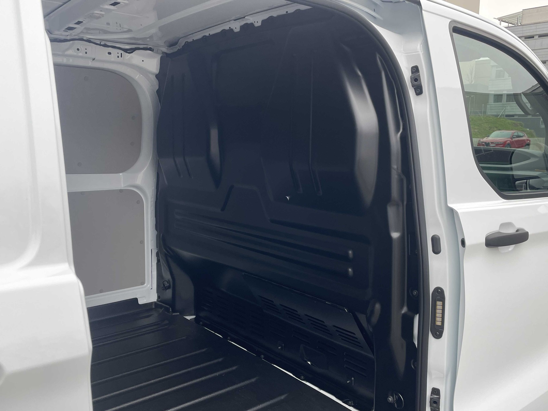 FORD Transit Custom Van 280 L1 2.0 EcoBlue 136 Trend-image-28