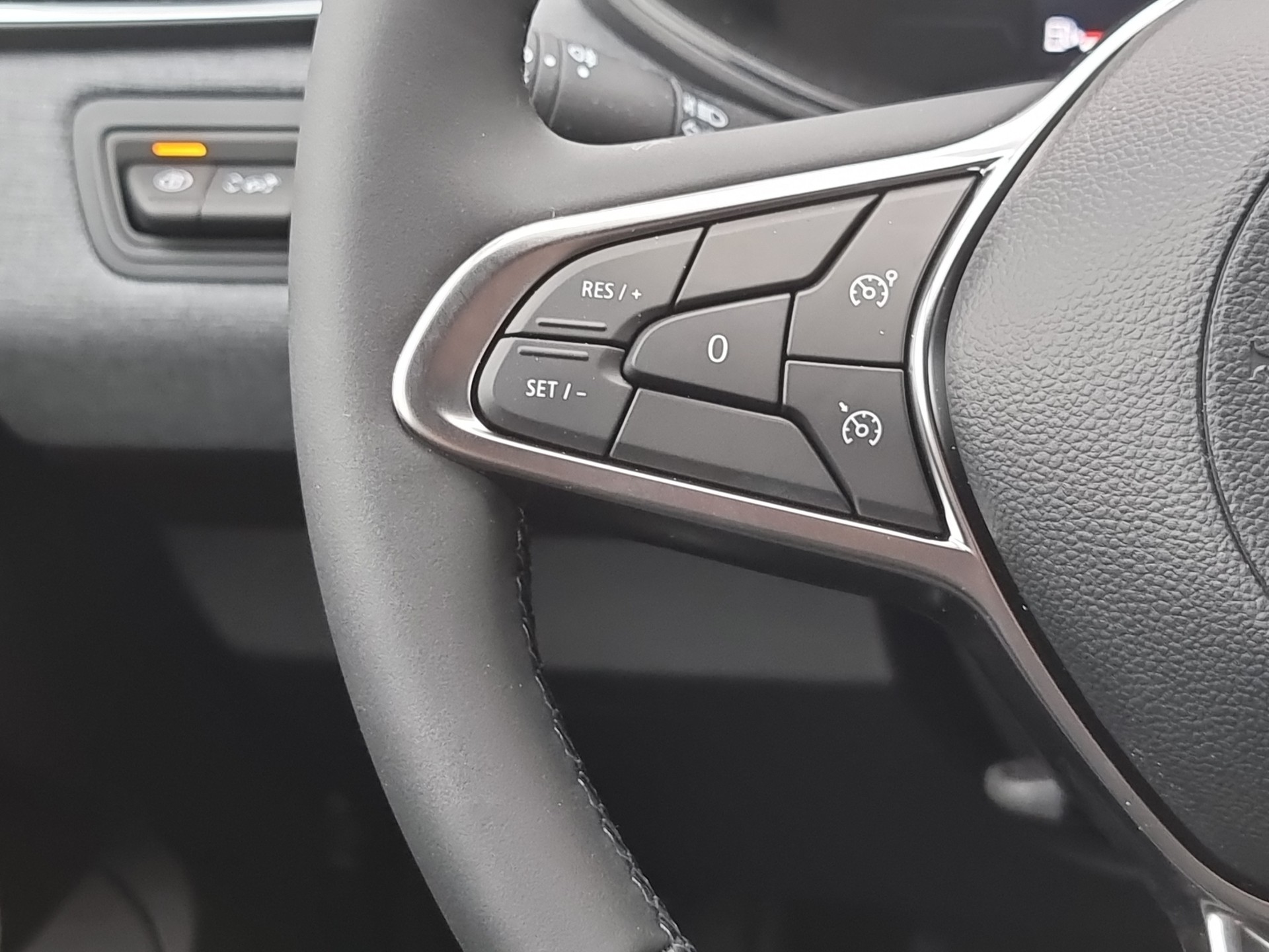 MITSUBISHI Colt 1.6 HEV Invite+-image-11