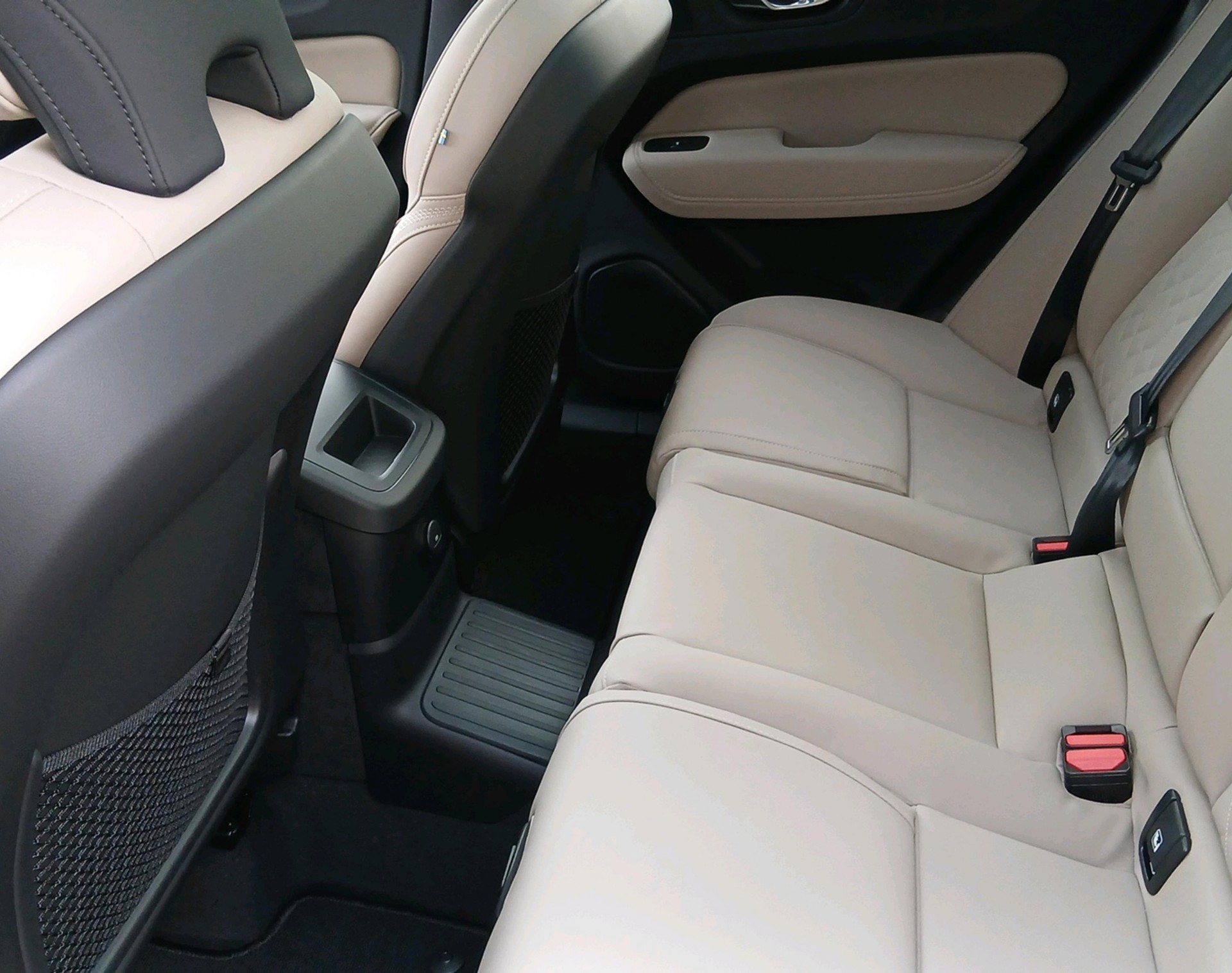 VOLVO XC60 2.0 T6 TE Ultra Dark eAWD-image-4