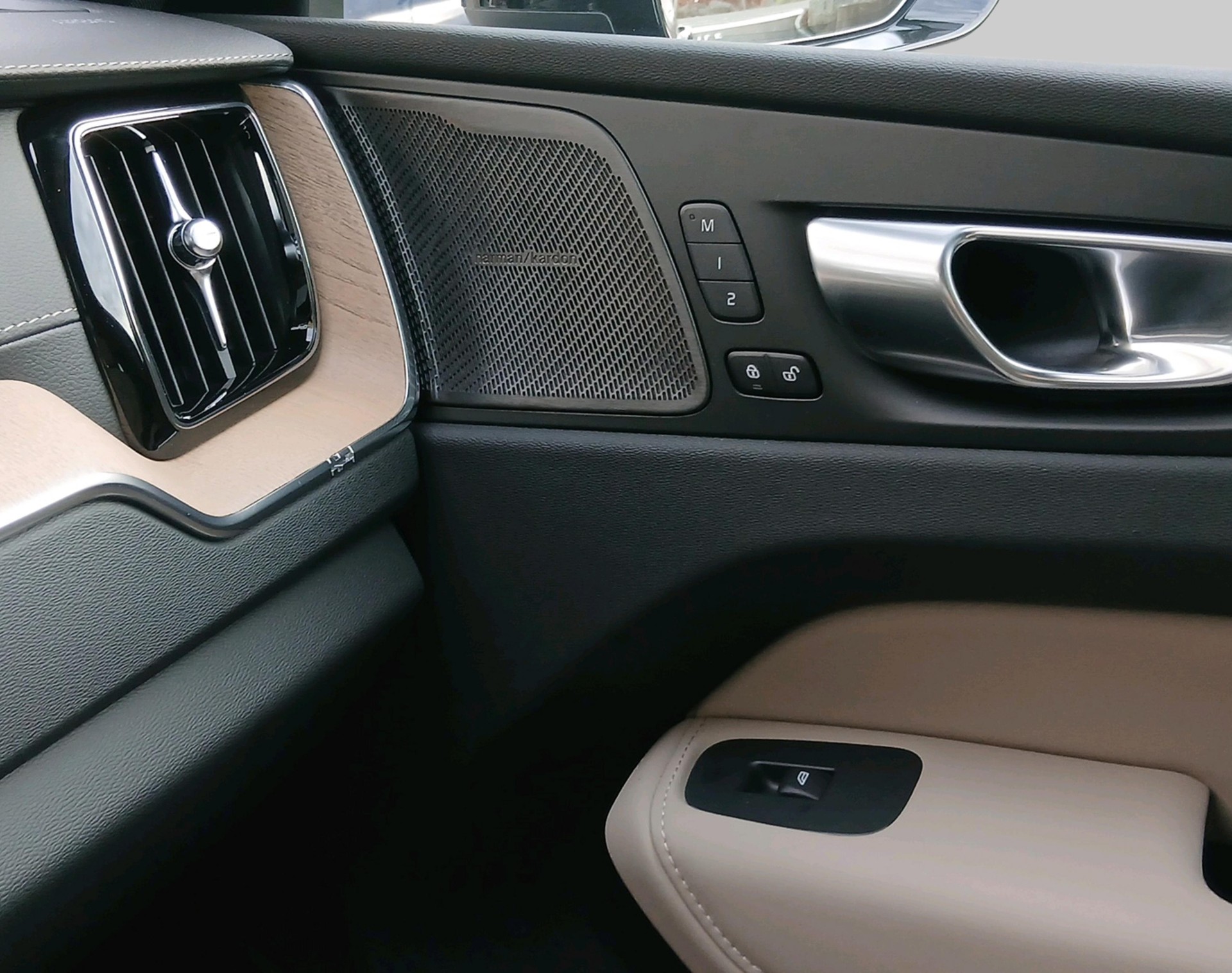 VOLVO XC60 2.0 T6 TE Ultra Dark eAWD-image-11
