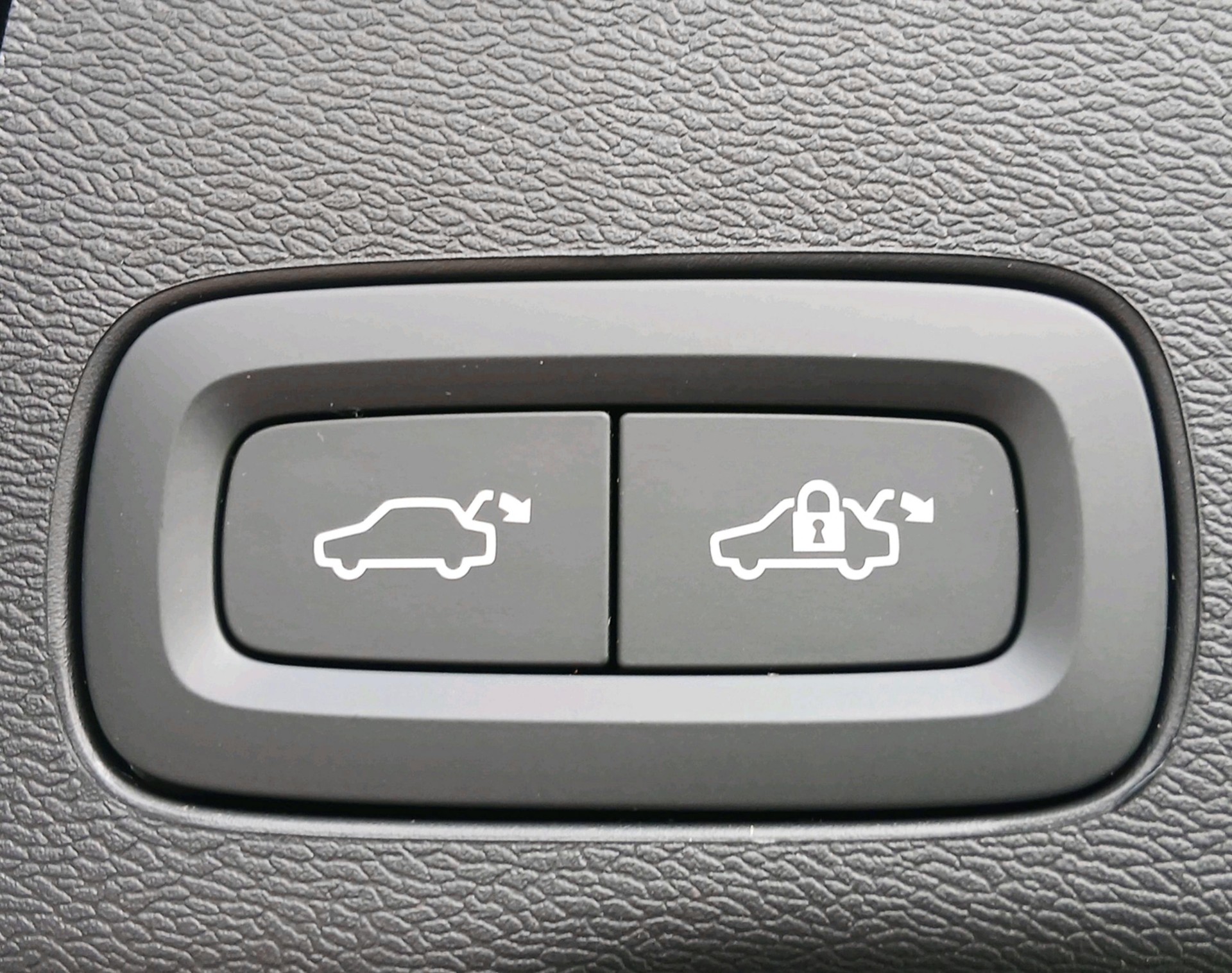 VOLVO XC60 2.0 T6 TE Ultra Dark eAWD-image-15