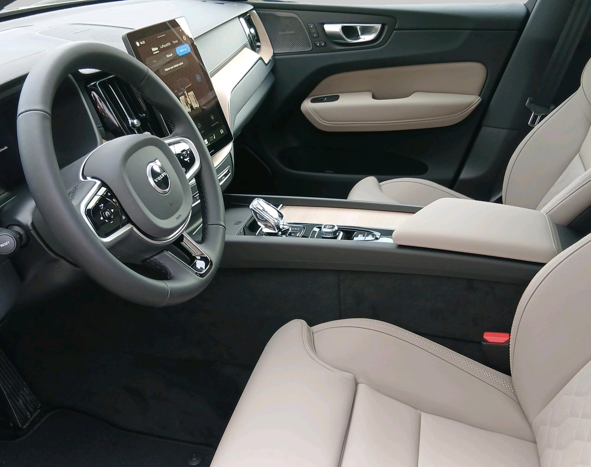 VOLVO XC60 2.0 T6 TE Ultra Dark eAWD-image-3