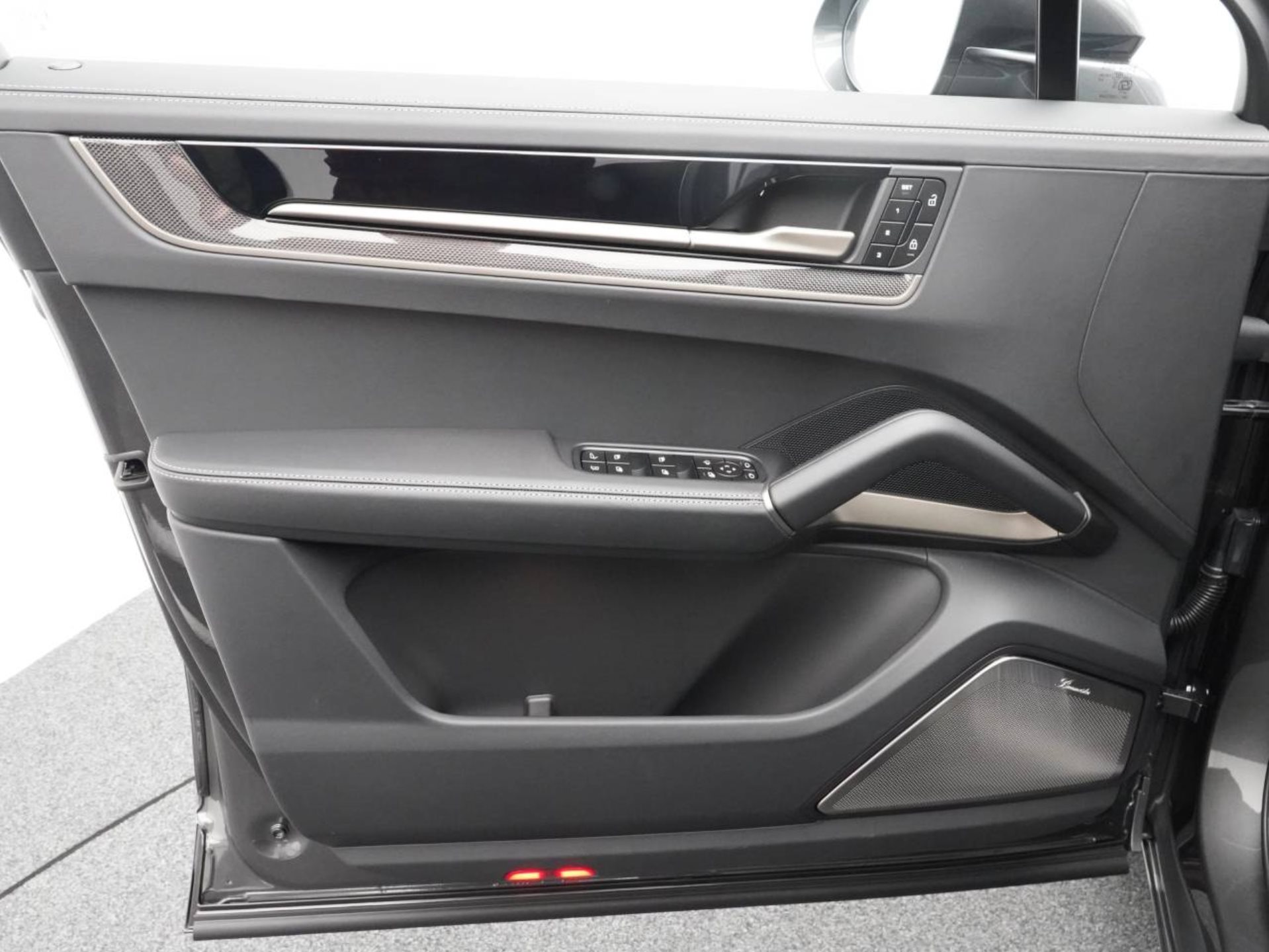 PORSCHE Cayenne Turbo E-Hybrid Coupé-image-26
