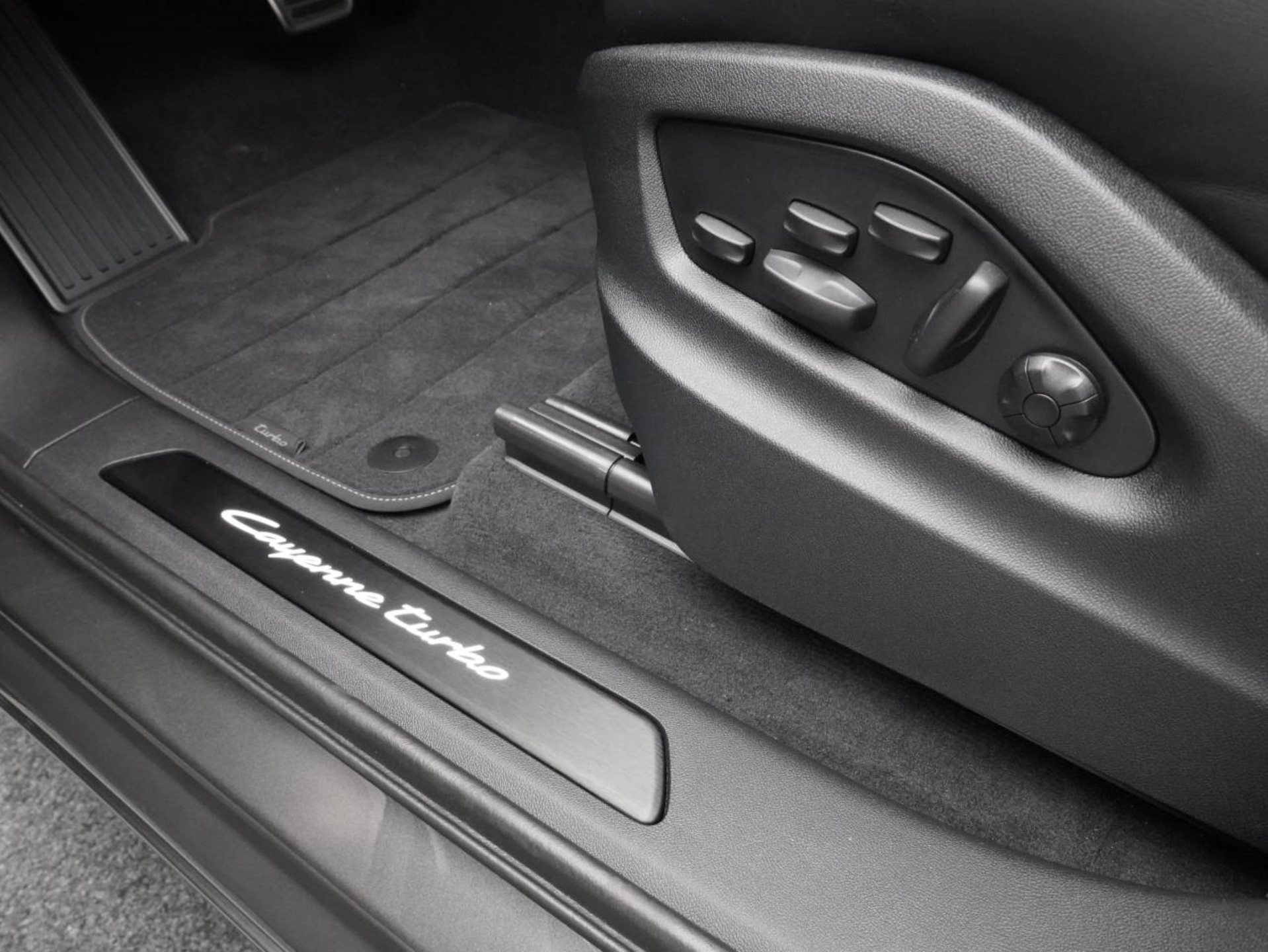 PORSCHE Cayenne Turbo E-Hybrid Coupé-image-28