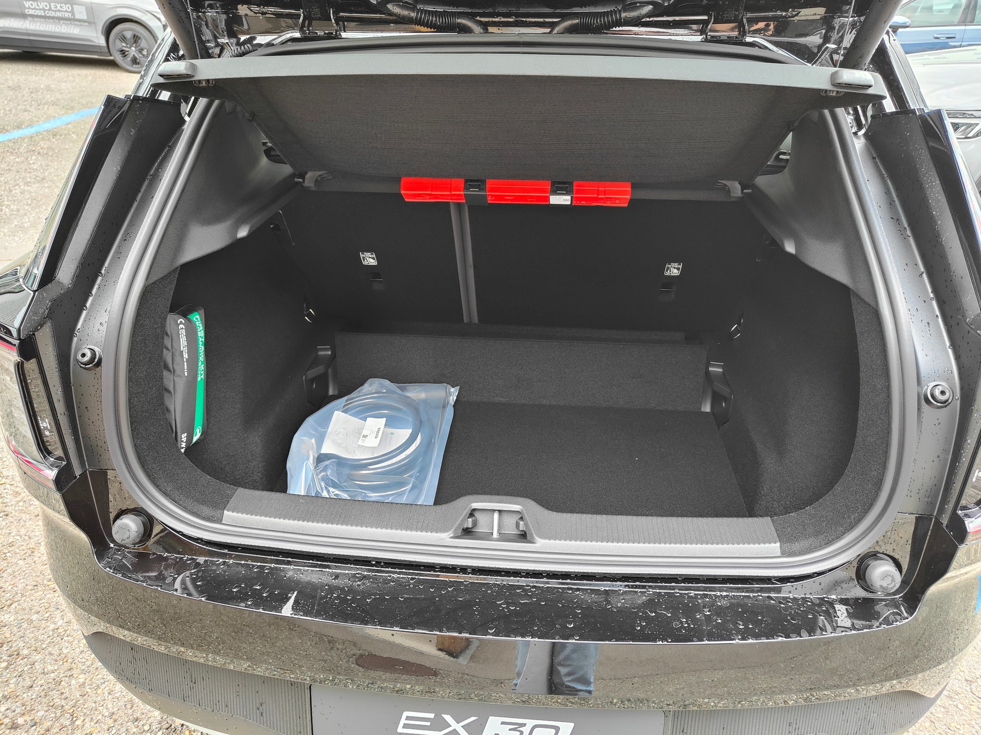 VOLVO EX30 E60 69kWh Twin Ultra-image-12