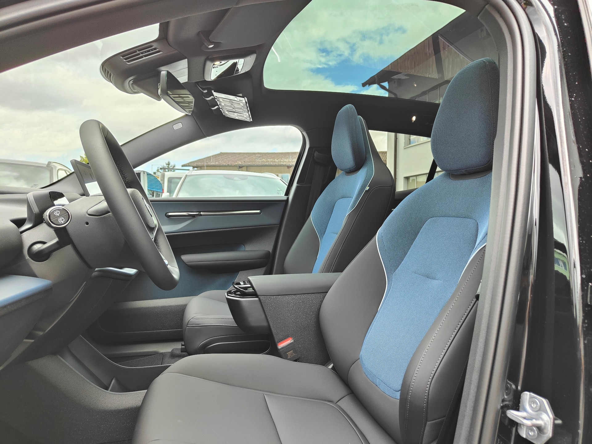 VOLVO EX30 E60 69kWh Twin Ultra-image-7