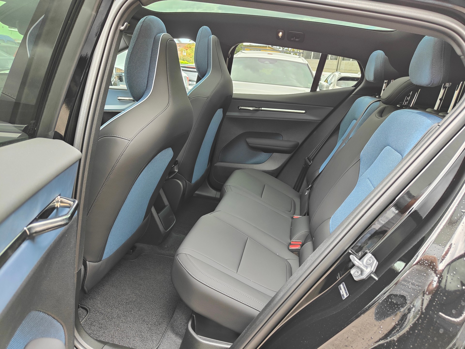 VOLVO EX30 E60 69kWh Twin Ultra-image-11