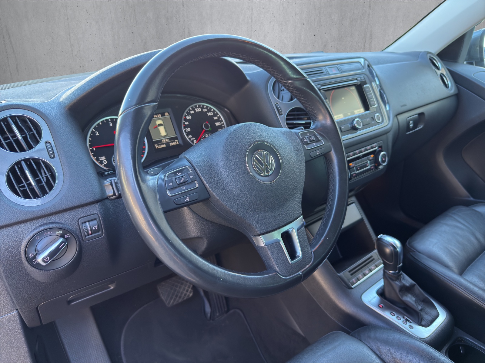 VW Tiguan 2.0 TDI BMT R-Line Design 4Motion DSG-image-9
