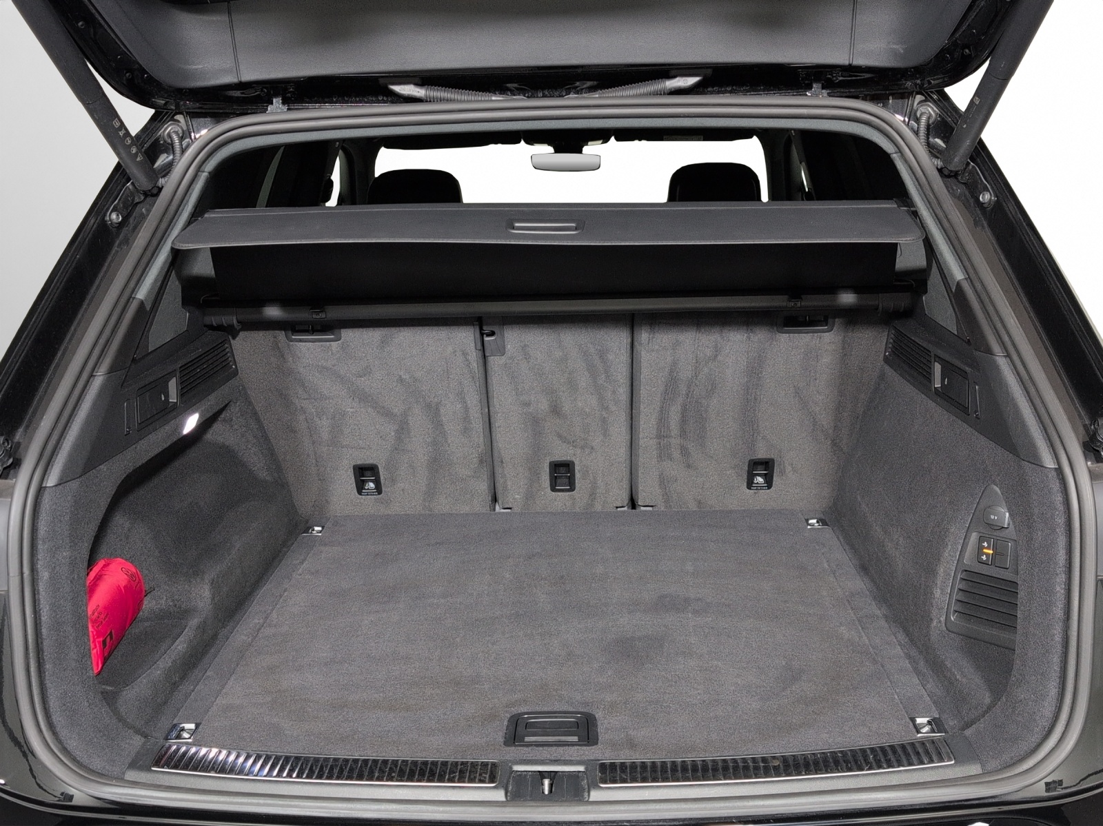 VW Touareg 3.0 TDI R-Line Tiptronic-image-15
